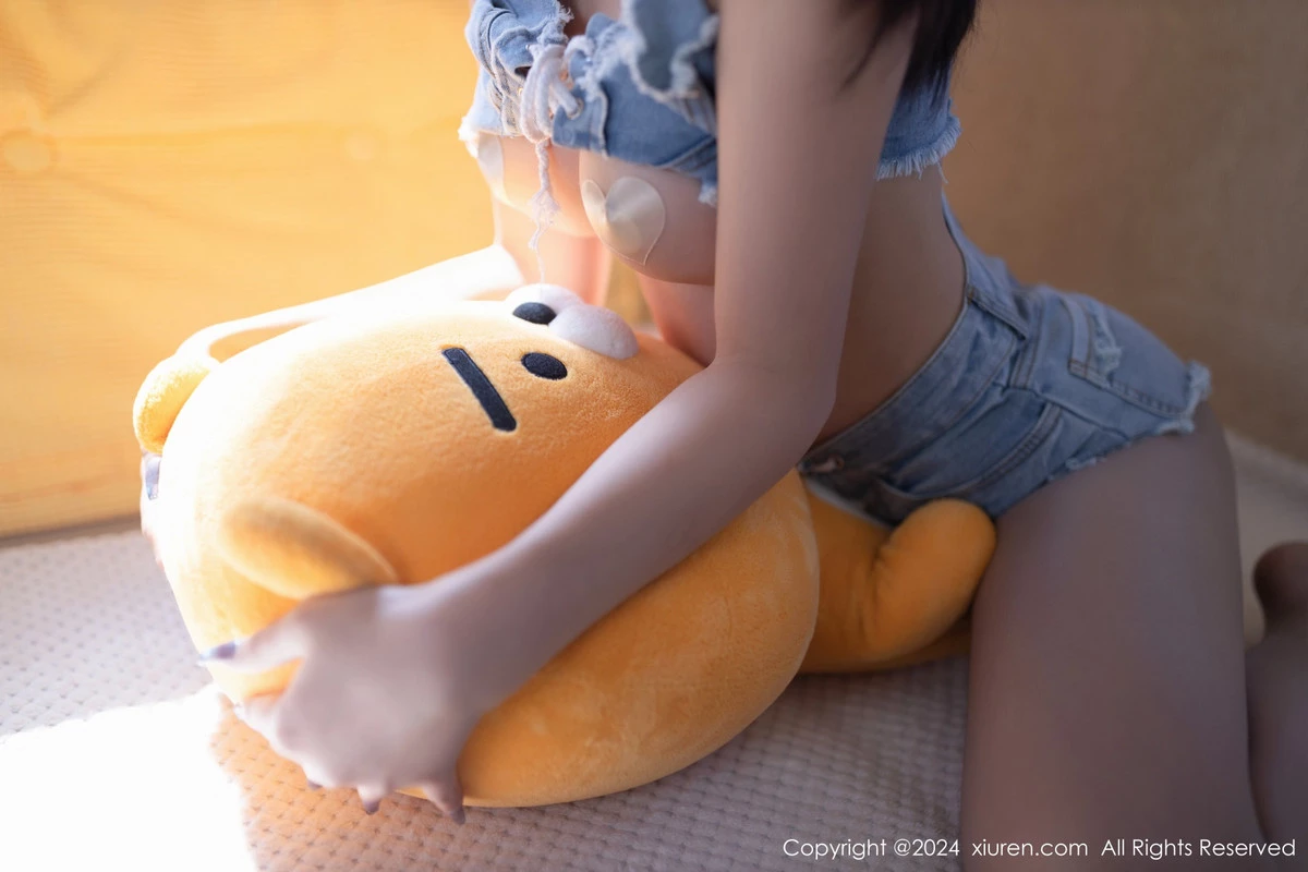 [[XiuRen秀人网]秀人网]No.7973_模特熊小诺性感牛仔布短款套装配超薄灰丝秀曼妙身姿诱惑写真80P