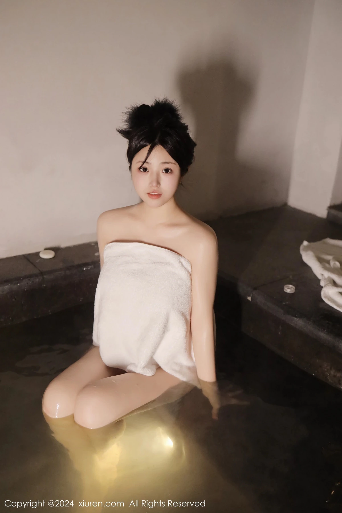 [[XiuRen秀人网]秀人网]No.7977_新人模特陈小花温泉场景性感白色浴巾裹身秀惹火身材诱惑写真58P