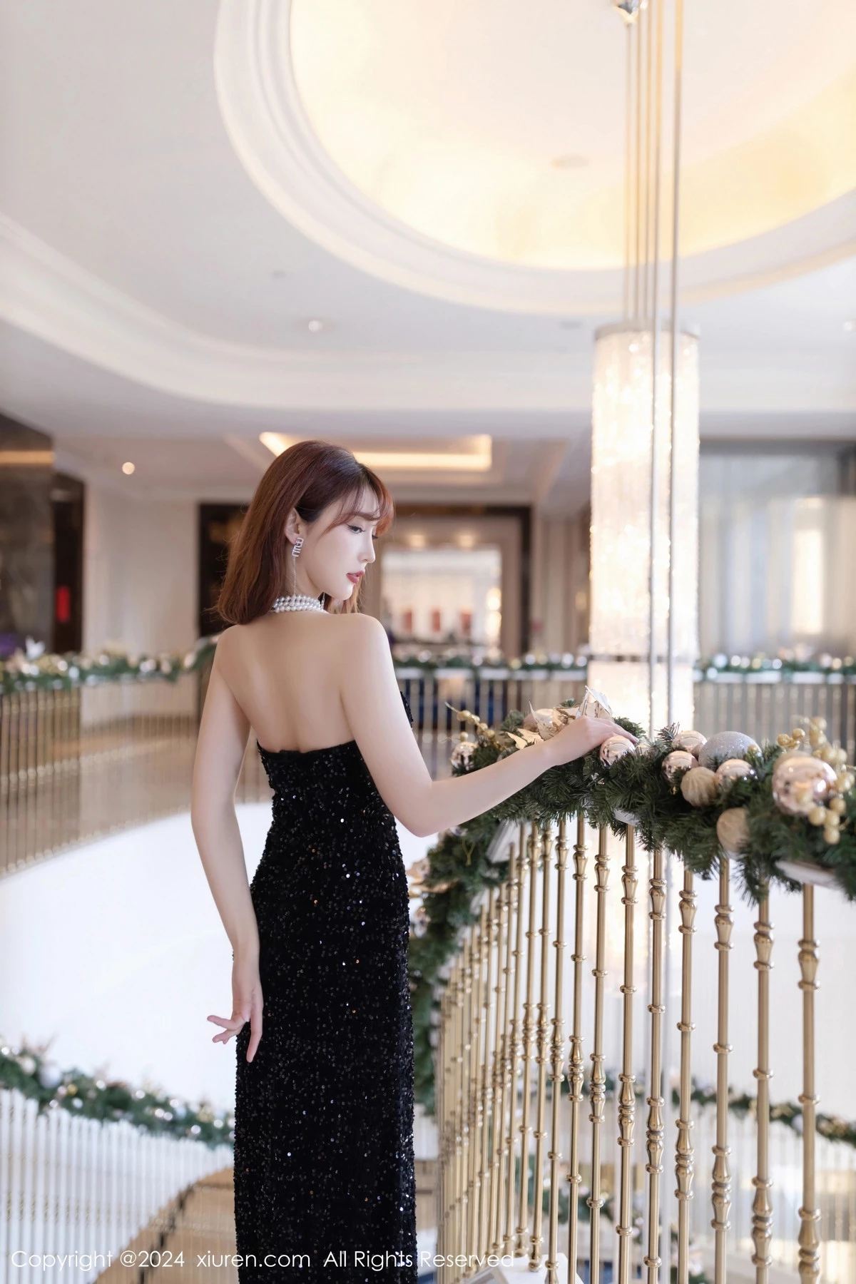 [[XiuRen秀人网]秀人网]No.7984_模特陆萱萱性感黑色露肩礼裙+链式情趣穿搭秀惹火身材诱惑写真80P