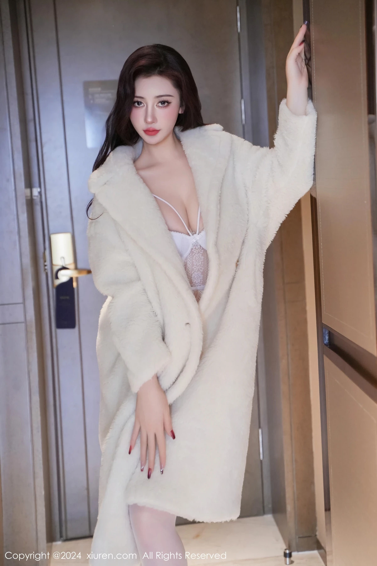 [[XiuRen秀人网]秀人网]No.7978_新人模特蕾蕾醒了没性感白色蕾丝情趣服饰配白丝吊袜诱惑写真75P