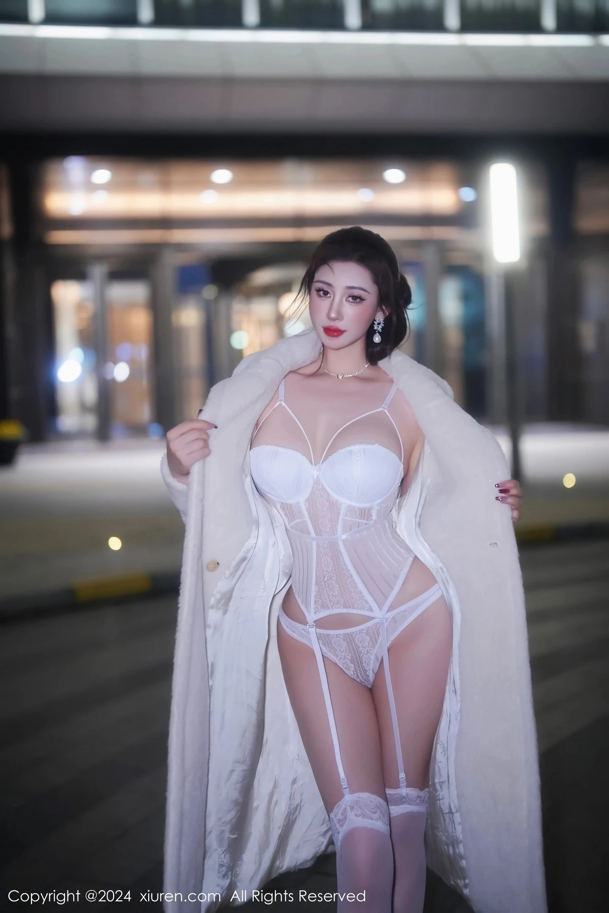 [[XiuRen秀人网]秀人网]No.7978_新人模特蕾蕾醒了没性感白色蕾丝情趣服饰配白丝吊袜诱惑写真75P