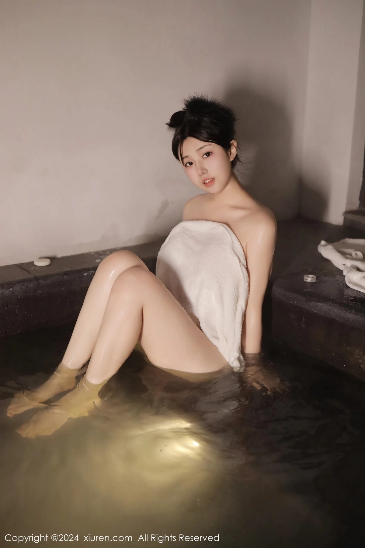 [[XiuRen秀人网]秀人网]No.7977_新人模特陈小花温泉场景性感白色浴巾裹身秀惹火身材诱惑写真58P