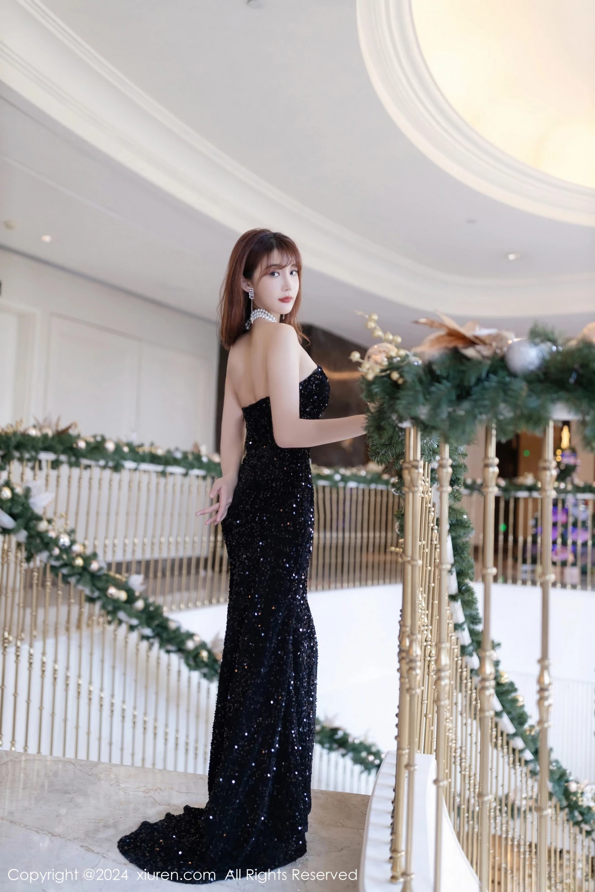 [[XiuRen秀人网]秀人网]No.7984_模特陆萱萱性感黑色露肩礼裙+链式情趣穿搭秀惹火身材诱惑写真80P
