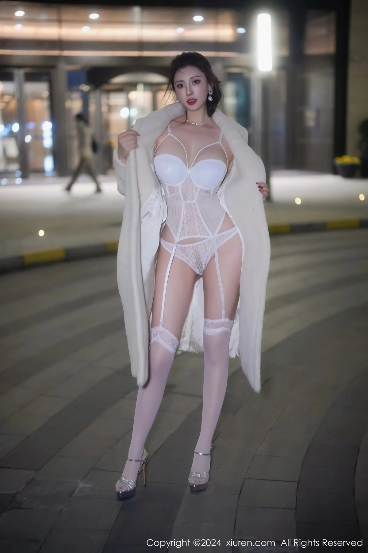 [[XiuRen秀人网]秀人网]No.7978_新人模特蕾蕾醒了没性感白色蕾丝情趣服饰配白丝吊袜诱惑写真75P