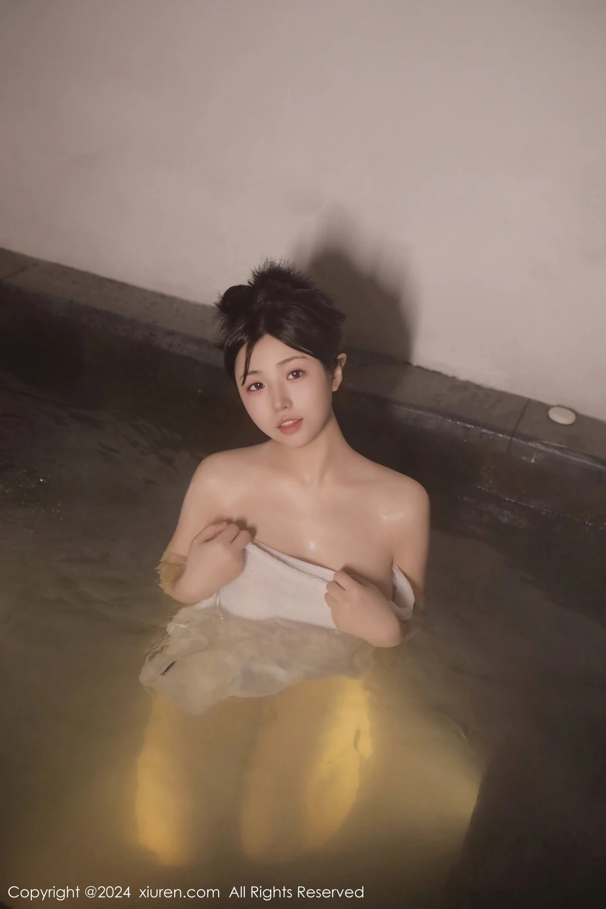 [[XiuRen秀人网]秀人网]No.7977_新人模特陈小花温泉场景性感白色浴巾裹身秀惹火身材诱惑写真58P