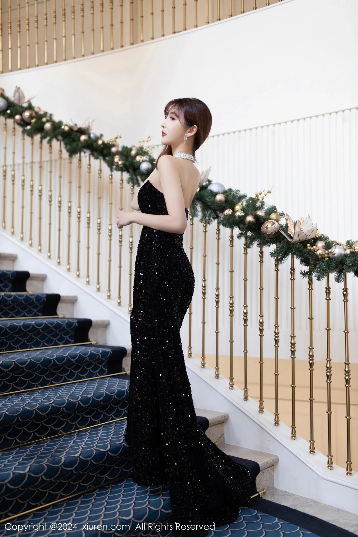 [[XiuRen秀人网]秀人网]No.7984_模特陆萱萱性感黑色露肩礼裙+链式情趣穿搭秀惹火身材诱惑写真80P