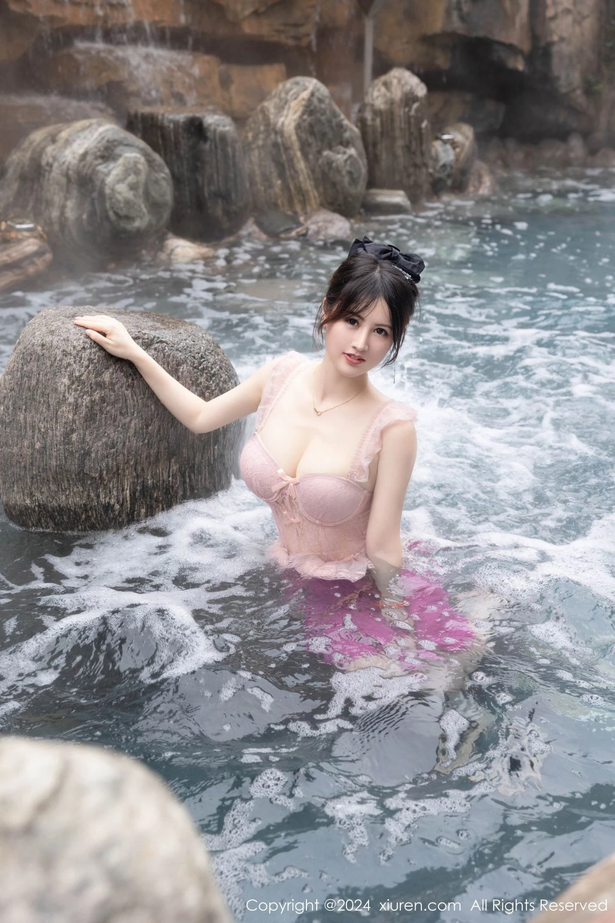[[XiuRen秀人网]秀人网]No.8039_模特诗诗kiki溪边场景+浴室性感粉色情趣短裙秀惹火身材诱惑写真84P