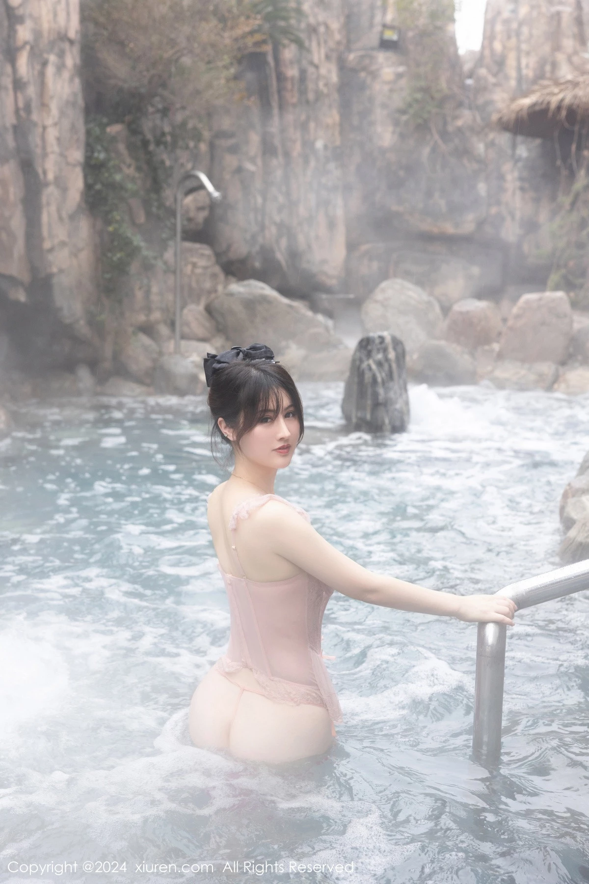 [[XiuRen秀人网]秀人网]No.8039_模特诗诗kiki溪边场景+浴室性感粉色情趣短裙秀惹火身材诱惑写真84P