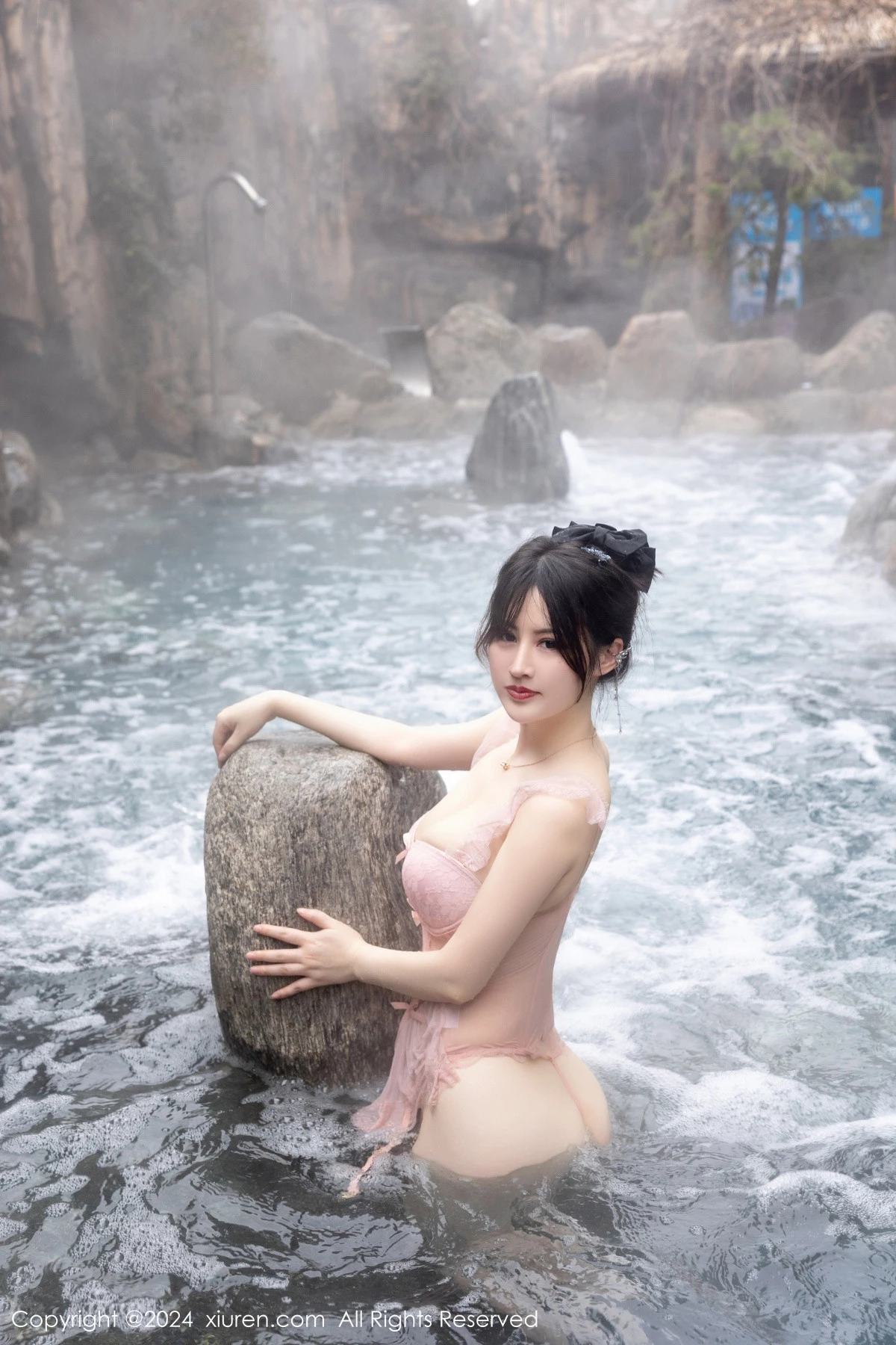 [[XiuRen秀人网]秀人网]No.8039_模特诗诗kiki溪边场景+浴室性感粉色情趣短裙秀惹火身材诱惑写真84P