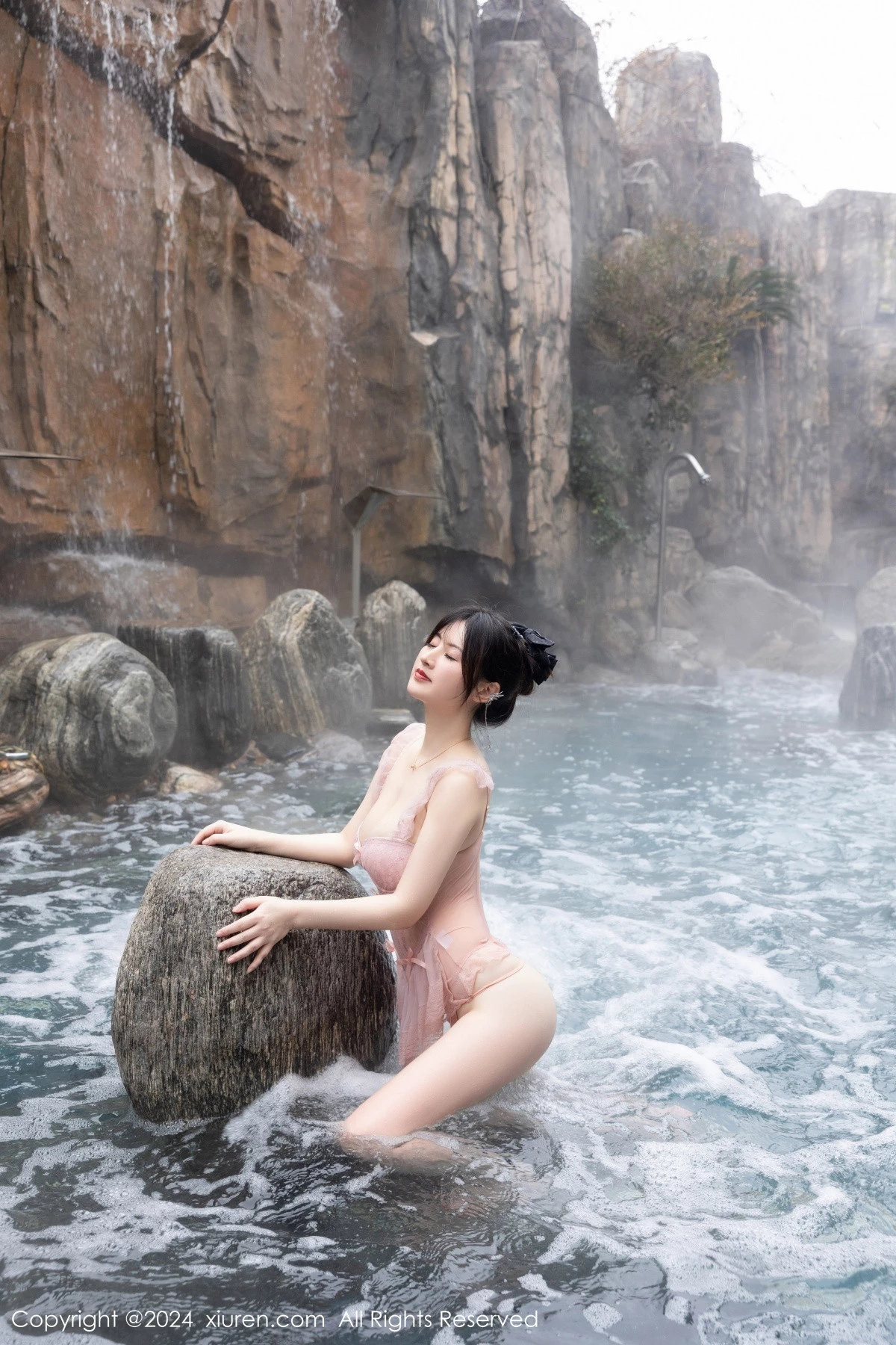 [[XiuRen秀人网]秀人网]No.8039_模特诗诗kiki溪边场景+浴室性感粉色情趣短裙秀惹火身材诱惑写真84P