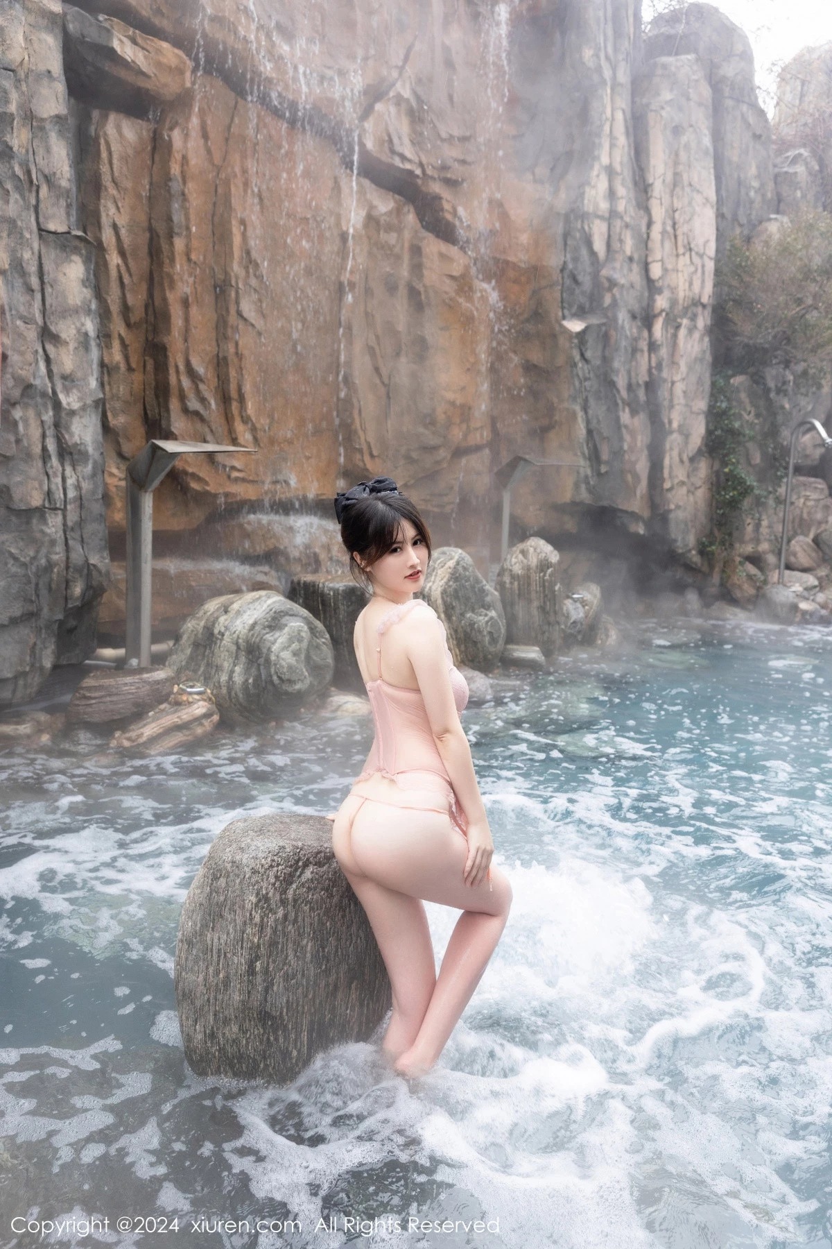 [[XiuRen秀人网]秀人网]No.8039_模特诗诗kiki溪边场景+浴室性感粉色情趣短裙秀惹火身材诱惑写真84P