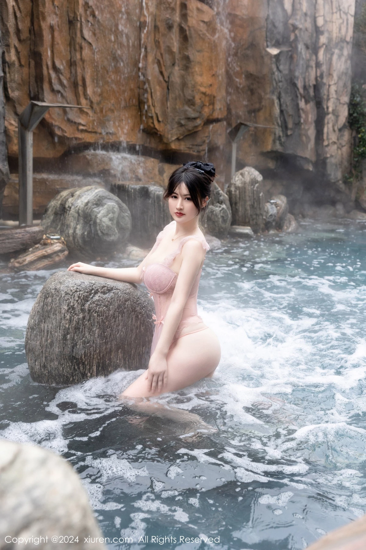 [[XiuRen秀人网]秀人网]No.8039_模特诗诗kiki溪边场景+浴室性感粉色情趣短裙秀惹火身材诱惑写真84P