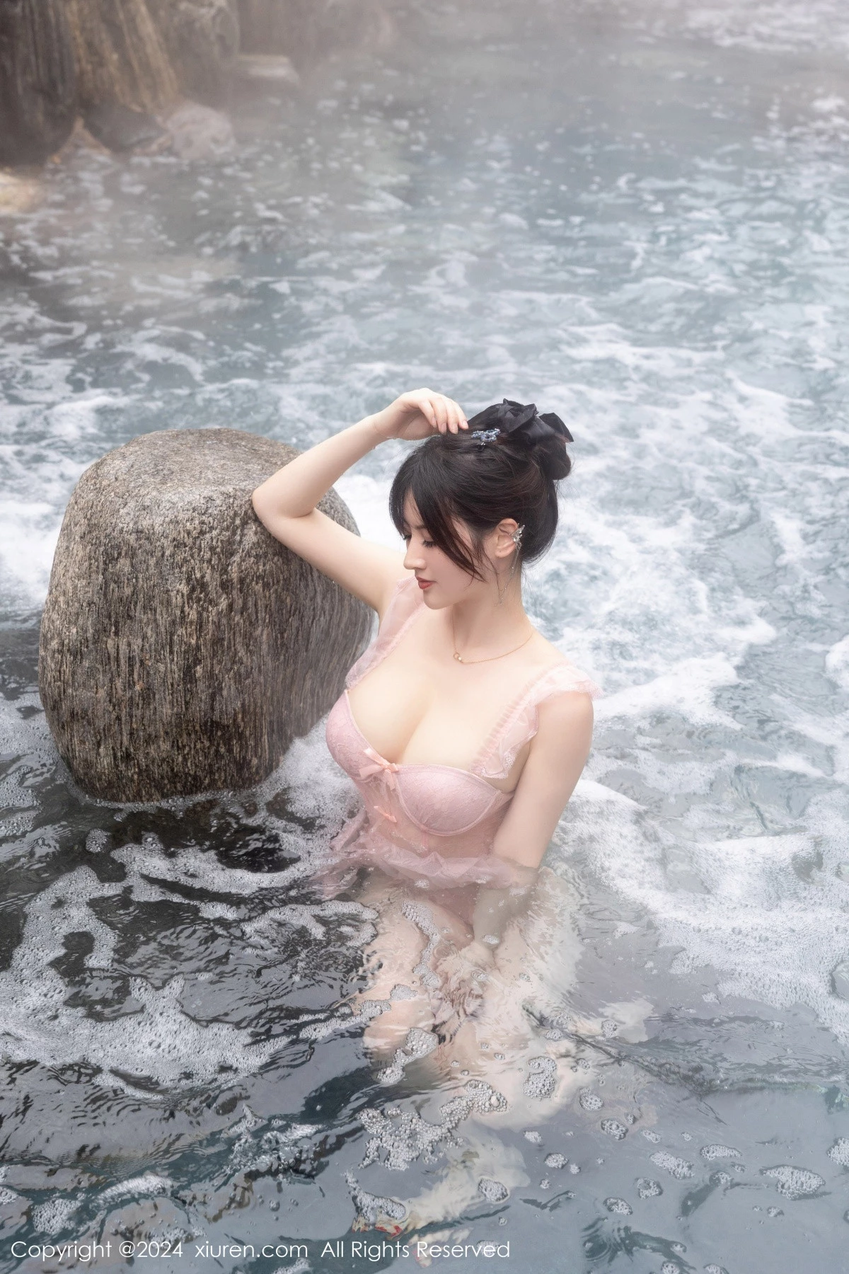 [[XiuRen秀人网]秀人网]No.8039_模特诗诗kiki溪边场景+浴室性感粉色情趣短裙秀惹火身材诱惑写真84P