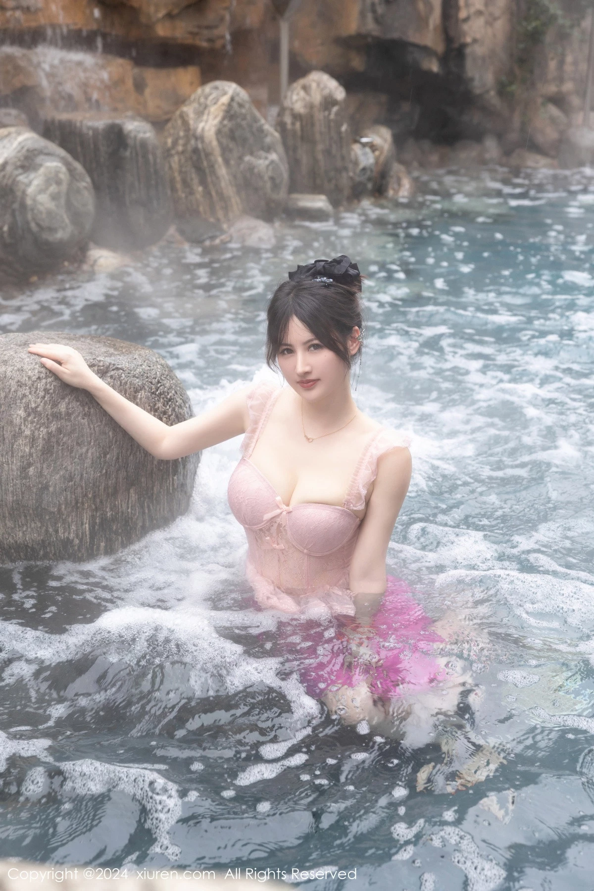 [[XiuRen秀人网]秀人网]No.8039_模特诗诗kiki溪边场景+浴室性感粉色情趣短裙秀惹火身材诱惑写真84P