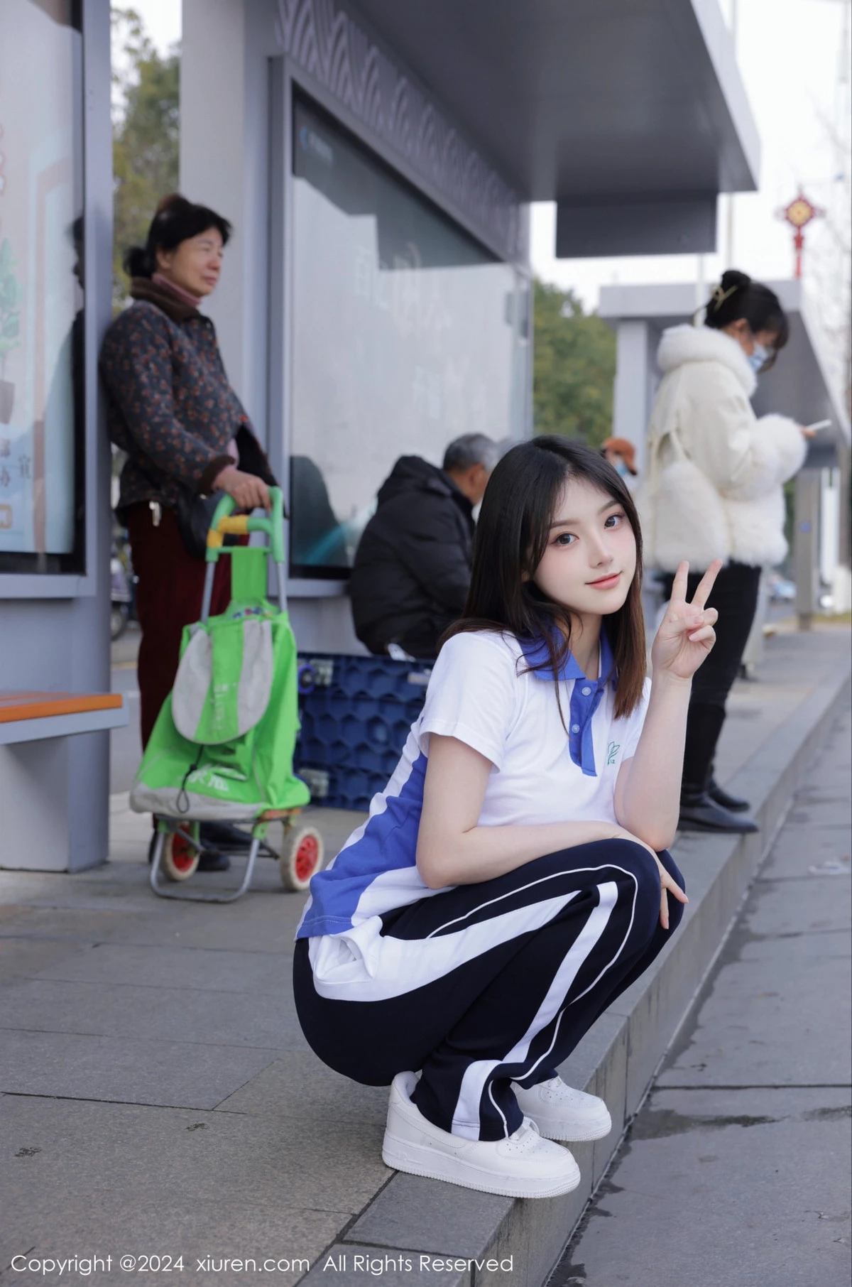 [[XiuRen秀人网]秀人网]No.7994_模特豆瓣酱公交车场景学妹制服露开档黑丝秀丰腴身材诱惑写真84P