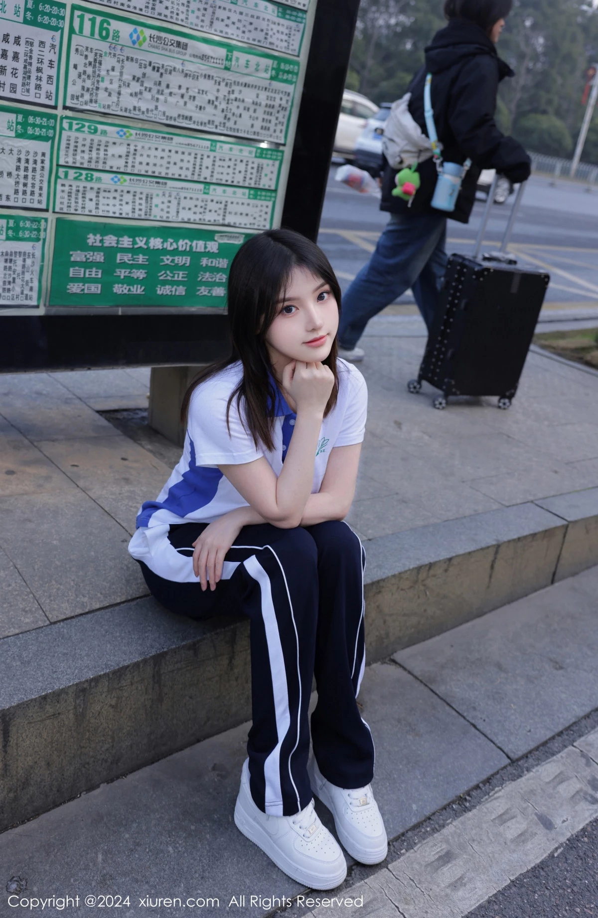 [[XiuRen秀人网]秀人网]No.7994_模特豆瓣酱公交车场景学妹制服露开档黑丝秀丰腴身材诱惑写真84P