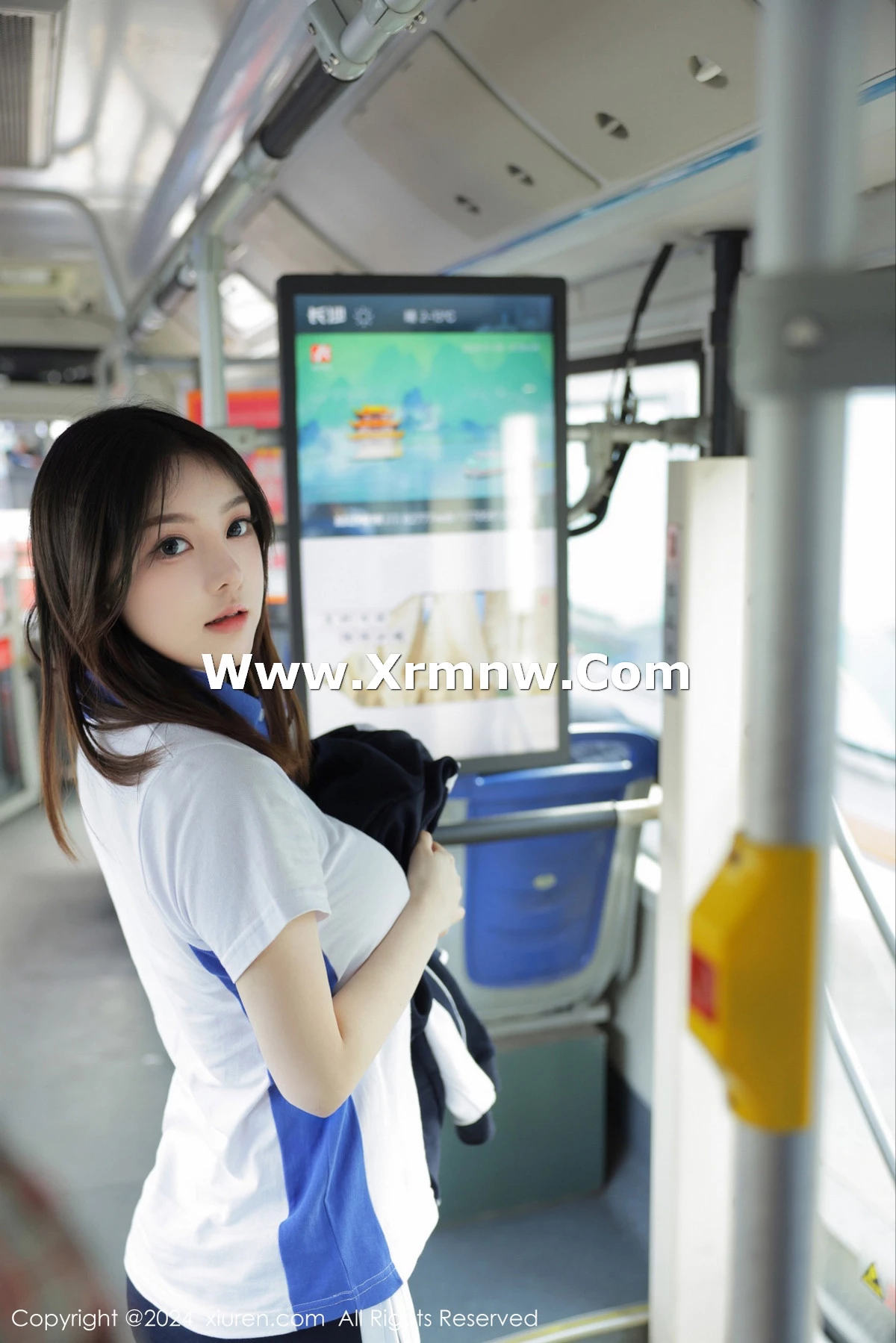 [[XiuRen秀人网]秀人网]No.7994_模特豆瓣酱公交车场景学妹制服露开档黑丝秀丰腴身材诱惑写真84P