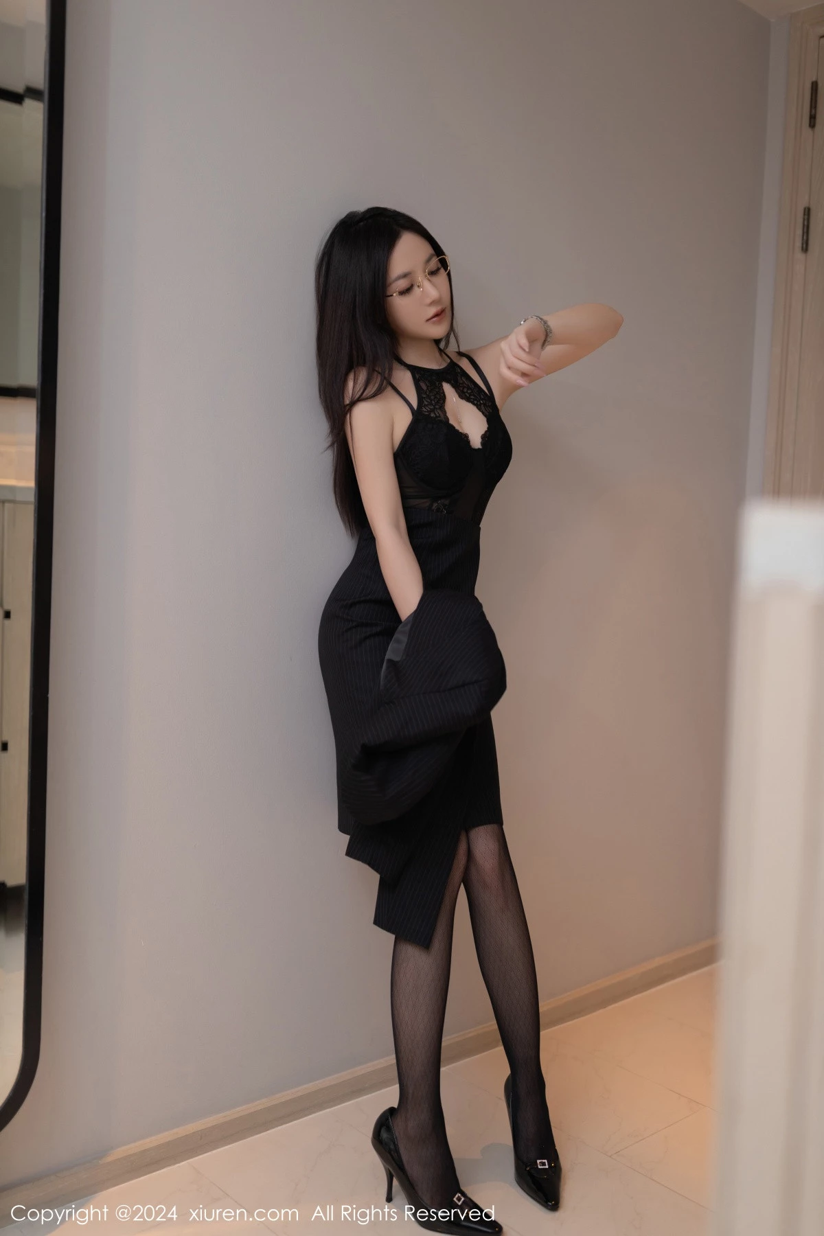 [[XiuRen秀人网]秀人网]No.7992_模特鱼子酱Fish性感黑色蕾丝情趣内衣配超薄黑丝极致魅惑写真80P