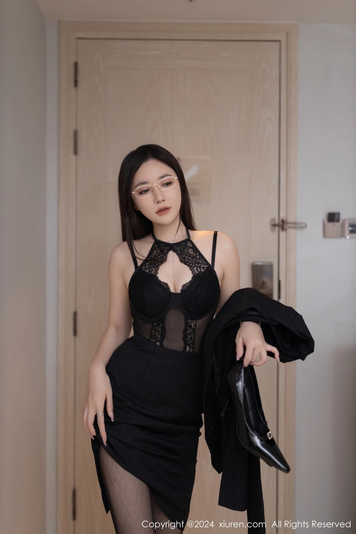 [[XiuRen秀人网]秀人网]No.7992_模特鱼子酱Fish性感黑色蕾丝情趣内衣配超薄黑丝极致魅惑写真80P