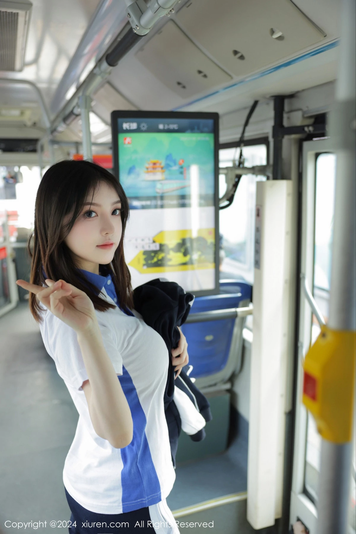 [[XiuRen秀人网]秀人网]No.7994_模特豆瓣酱公交车场景学妹制服露开档黑丝秀丰腴身材诱惑写真84P