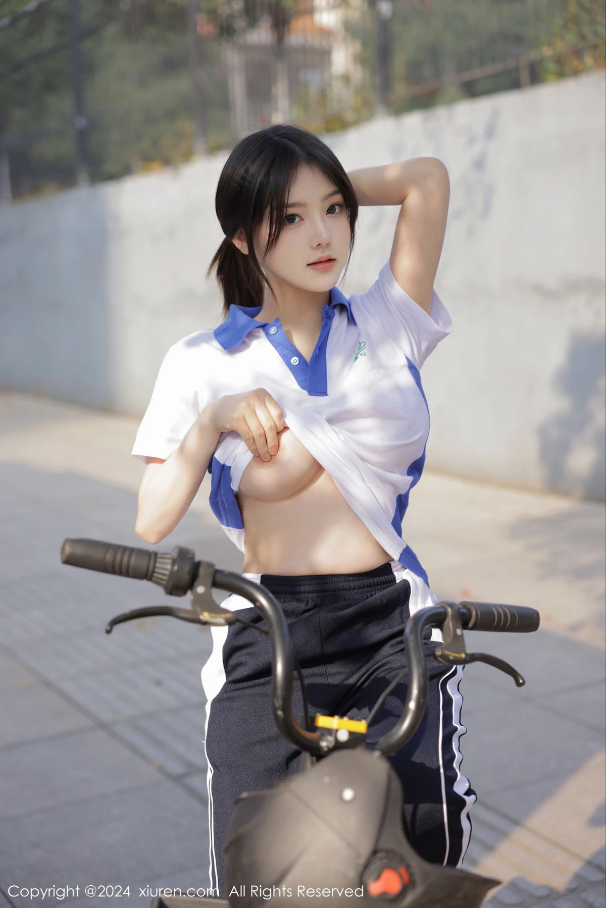 [[XiuRen秀人网]秀人网]No.7994_模特豆瓣酱公交车场景学妹制服露开档黑丝秀丰腴身材诱惑写真84P