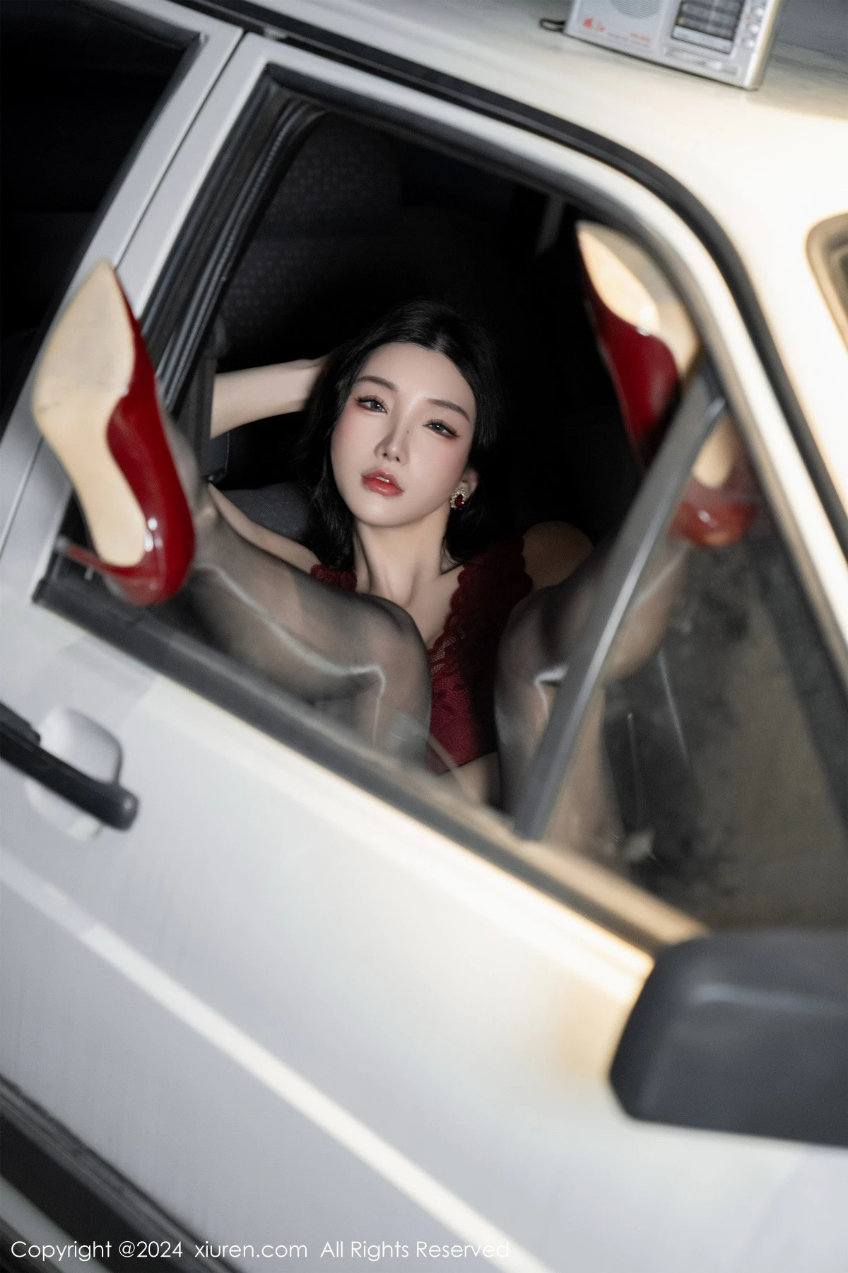 [[XiuRen秀人网]秀人网]No.7993_女神周于希Sally红色上衣配黑短裙露闪亮开档黑丝撩人诱惑写真83P