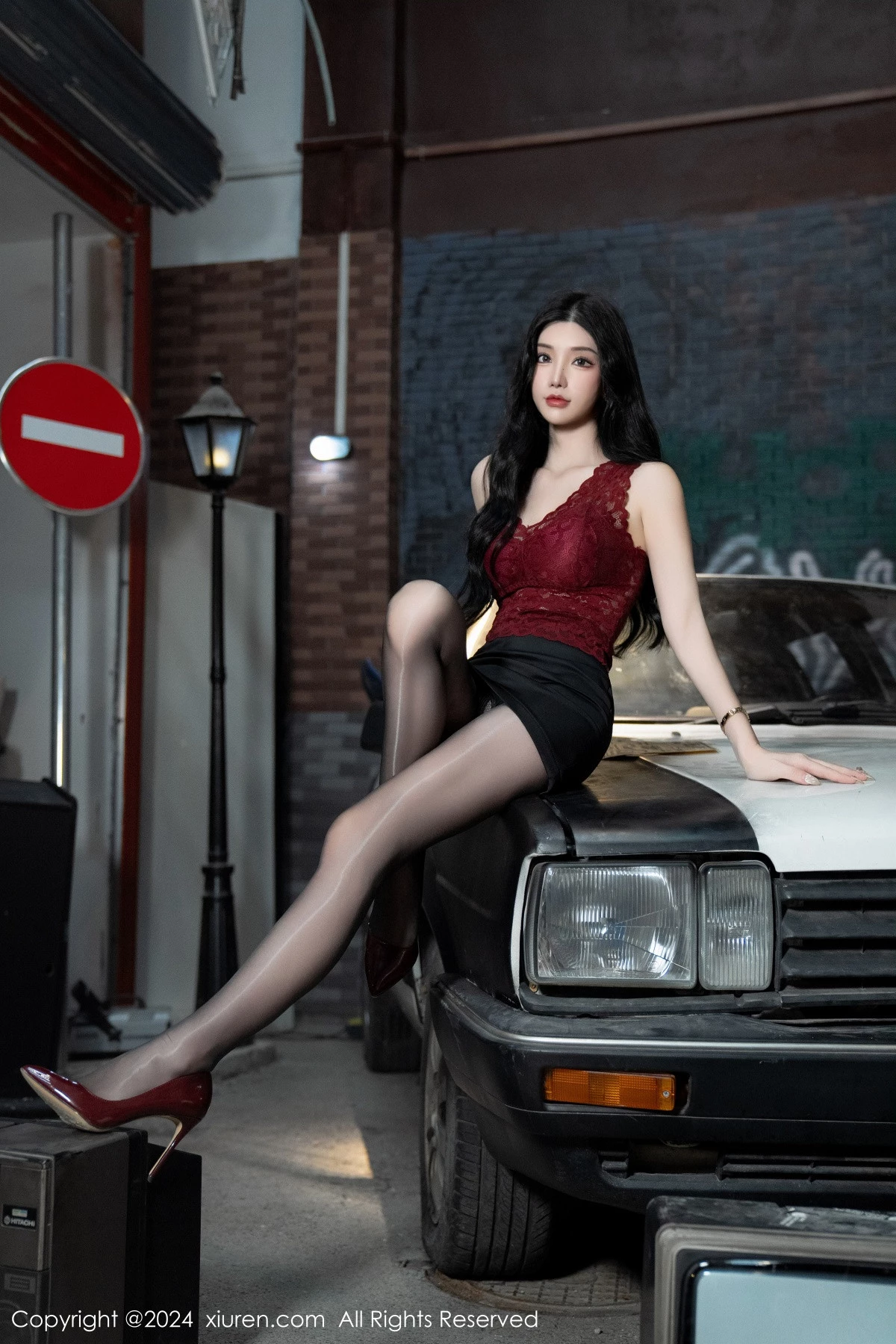 [[XiuRen秀人网]秀人网]No.7993_女神周于希Sally红色上衣配黑短裙露闪亮开档黑丝撩人诱惑写真83P