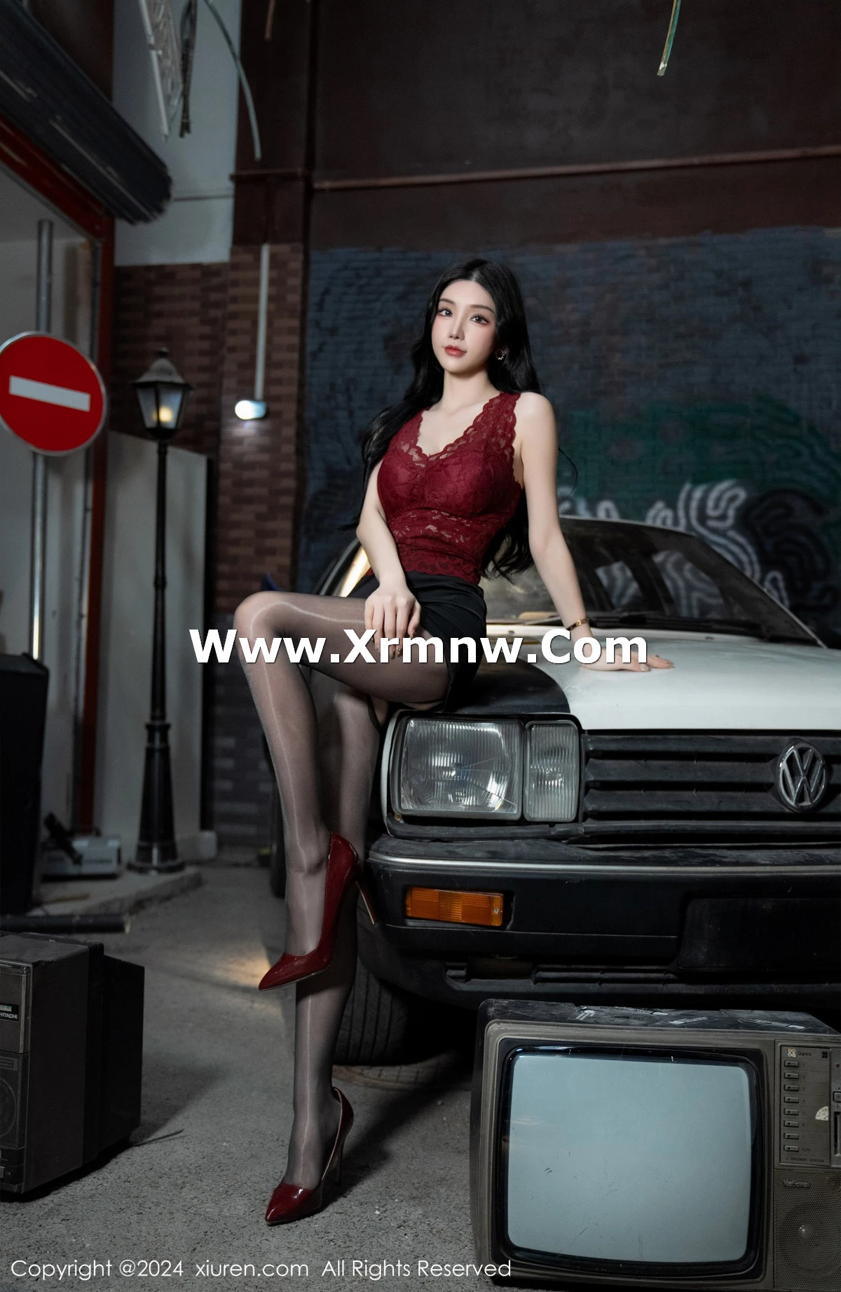 [[XiuRen秀人网]秀人网]No.7993_女神周于希Sally红色上衣配黑短裙露闪亮开档黑丝撩人诱惑写真83P