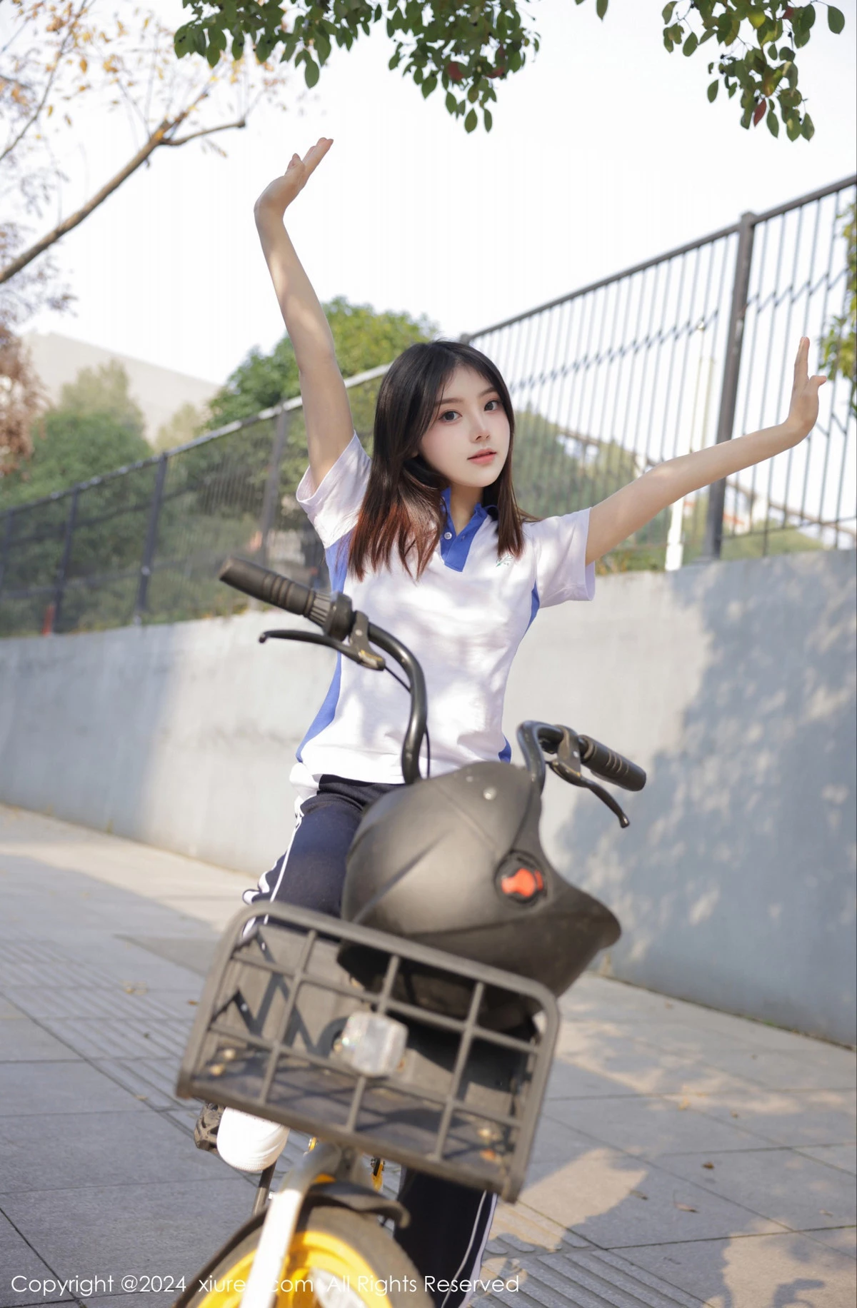 [[XiuRen秀人网]秀人网]No.7994_模特豆瓣酱公交车场景学妹制服露开档黑丝秀丰腴身材诱惑写真84P