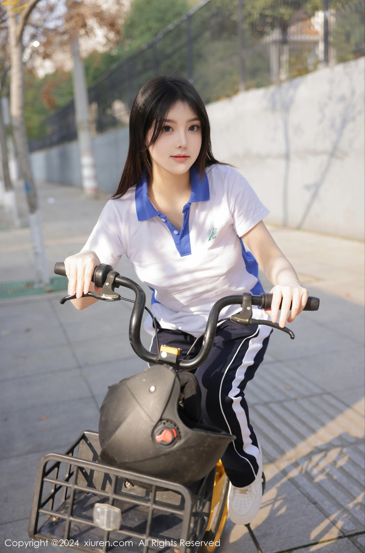 [[XiuRen秀人网]秀人网]No.7994_模特豆瓣酱公交车场景学妹制服露开档黑丝秀丰腴身材诱惑写真84P