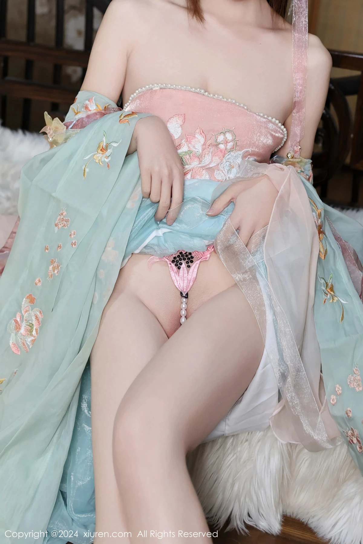 [[XiuRen秀人网]秀人网]No.7989_模特金tiao性感浅色古装薄纱服饰半脱秀白嫩肌肤完美诱惑写真81P