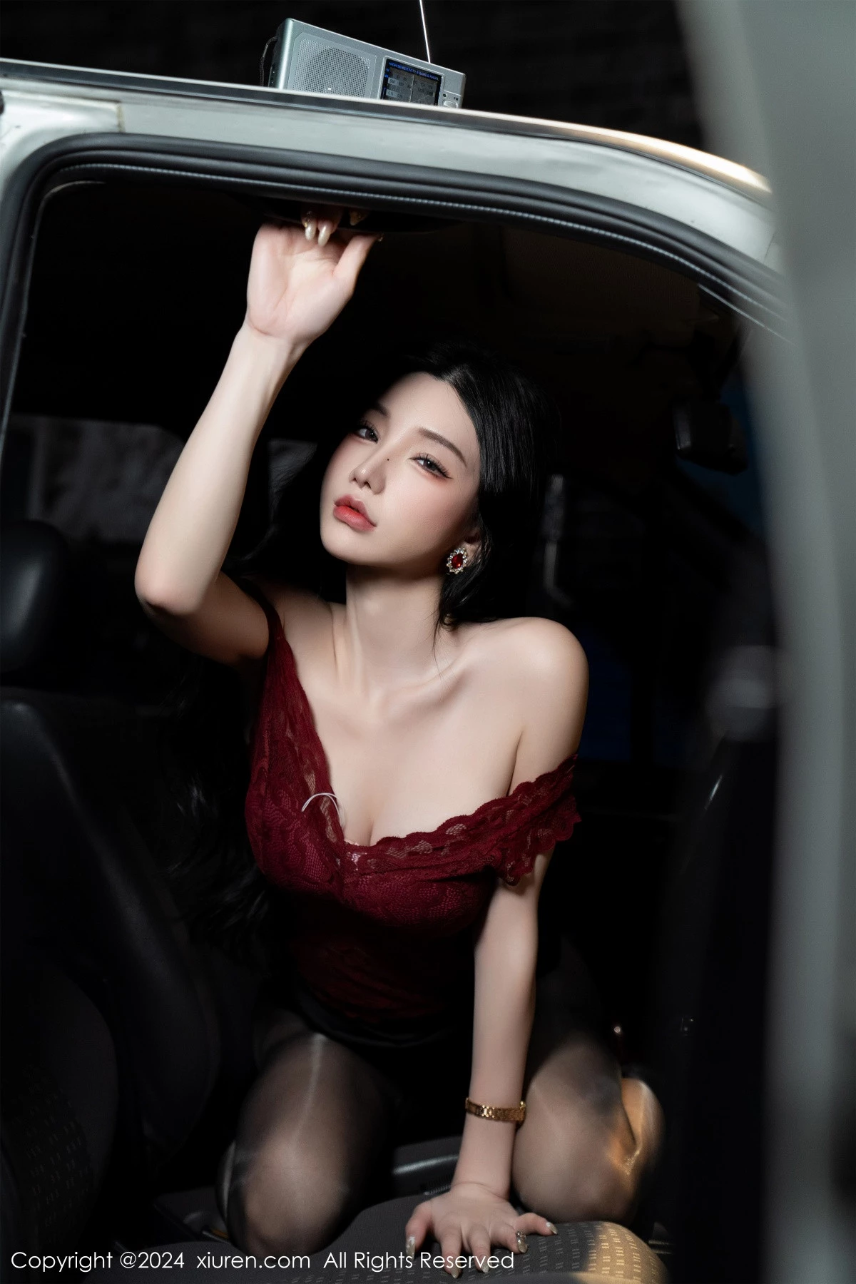 [[XiuRen秀人网]秀人网]No.7993_女神周于希Sally红色上衣配黑短裙露闪亮开档黑丝撩人诱惑写真83P