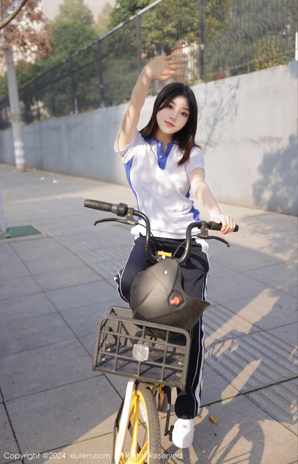 [[XiuRen秀人网]秀人网]No.7994_模特豆瓣酱公交车场景学妹制服露开档黑丝秀丰腴身材诱惑写真84P