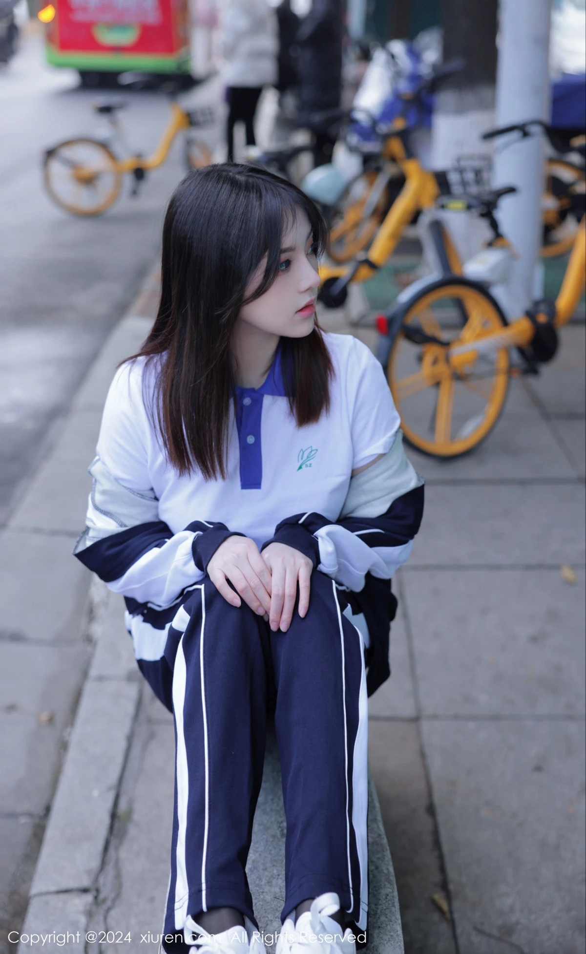 [[XiuRen秀人网]秀人网]No.7994_模特豆瓣酱公交车场景学妹制服露开档黑丝秀丰腴身材诱惑写真84P