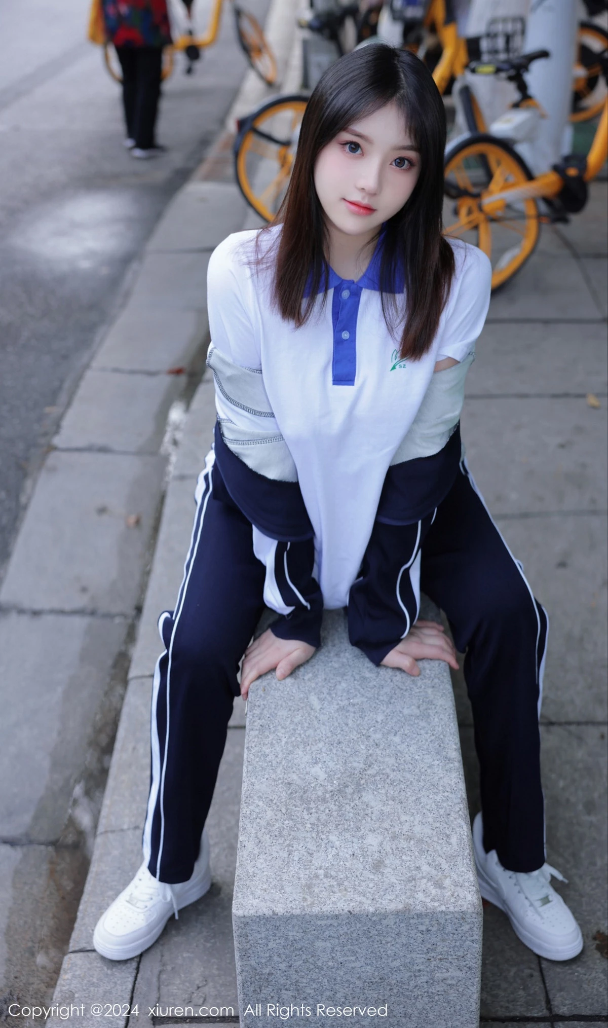 [[XiuRen秀人网]秀人网]No.7994_模特豆瓣酱公交车场景学妹制服露开档黑丝秀丰腴身材诱惑写真84P