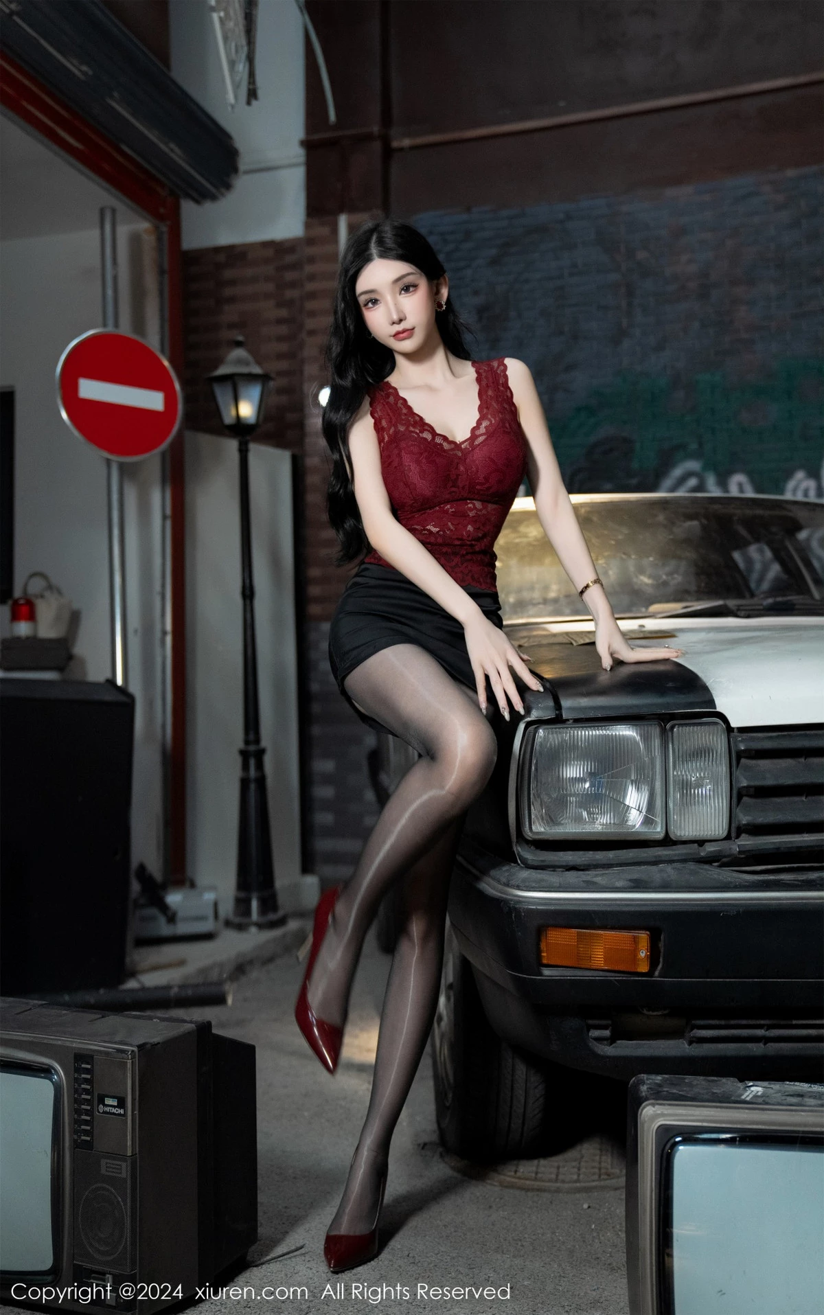 [[XiuRen秀人网]秀人网]No.7993_女神周于希Sally红色上衣配黑短裙露闪亮开档黑丝撩人诱惑写真83P