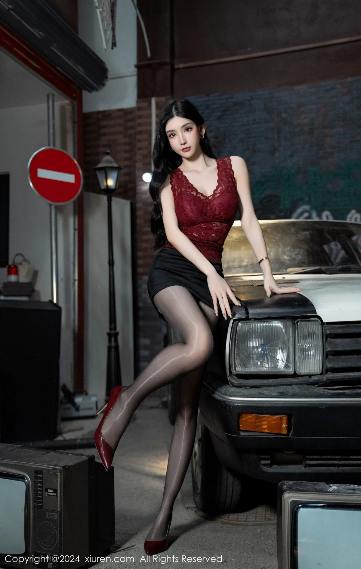 [[XiuRen秀人网]秀人网]No.7993_女神周于希Sally红色上衣配黑短裙露闪亮开档黑丝撩人诱惑写真83P