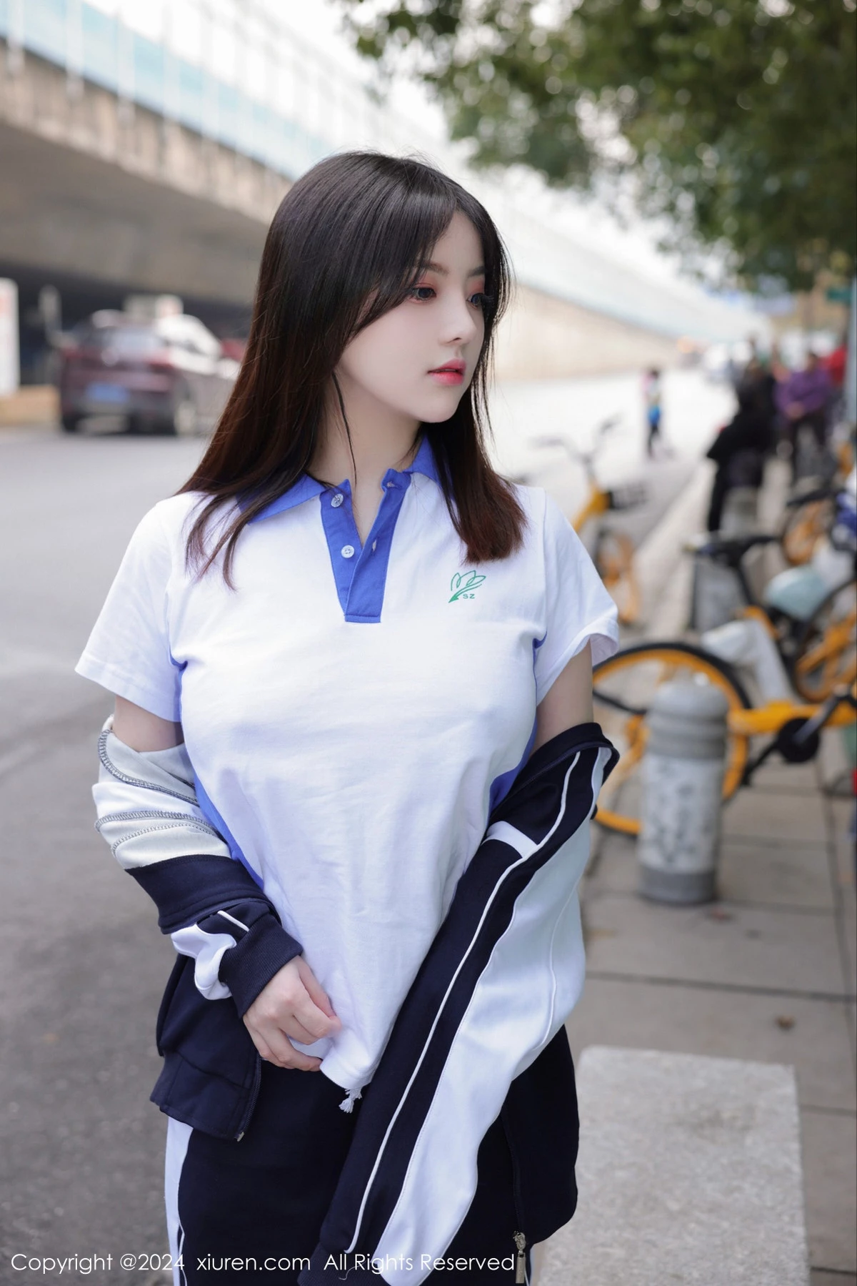 [[XiuRen秀人网]秀人网]No.7994_模特豆瓣酱公交车场景学妹制服露开档黑丝秀丰腴身材诱惑写真84P