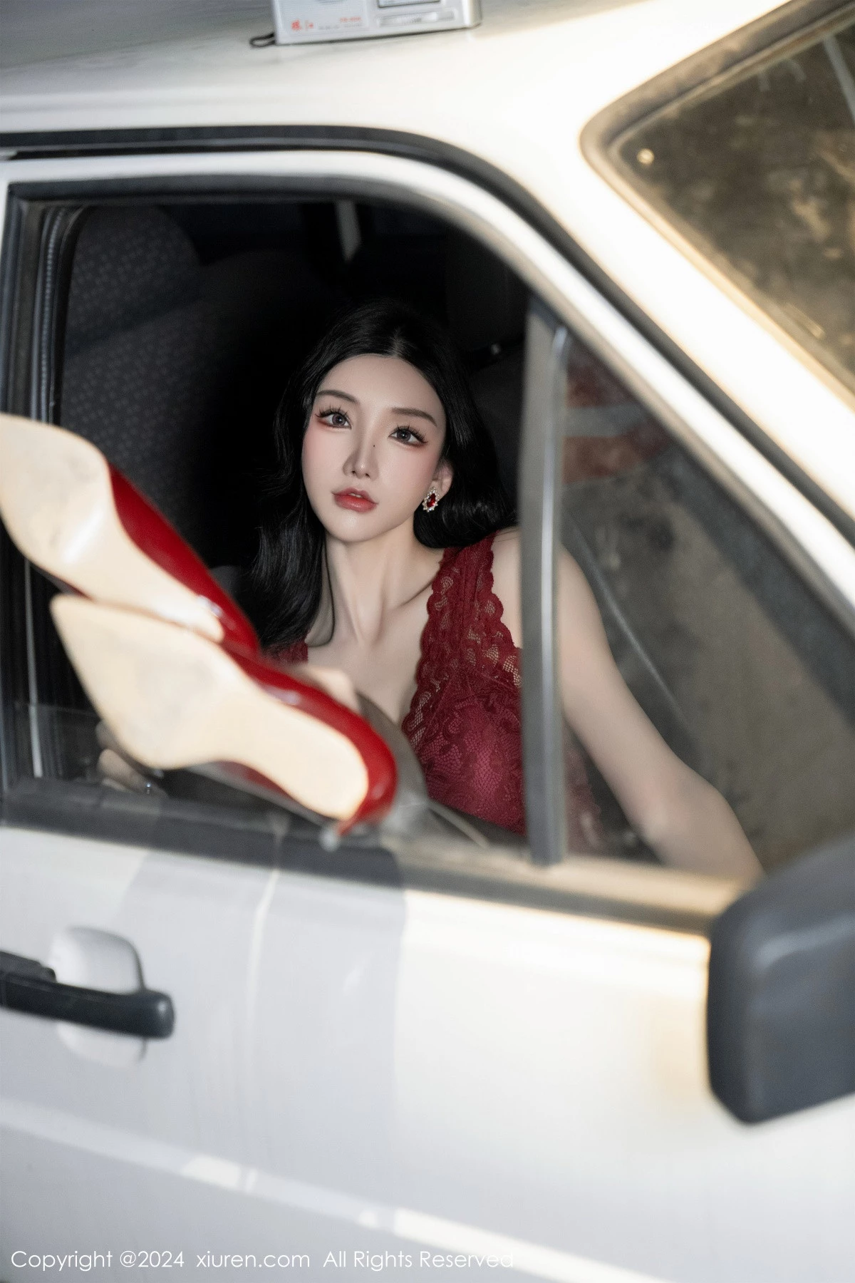 [[XiuRen秀人网]秀人网]No.7993_女神周于希Sally红色上衣配黑短裙露闪亮开档黑丝撩人诱惑写真83P