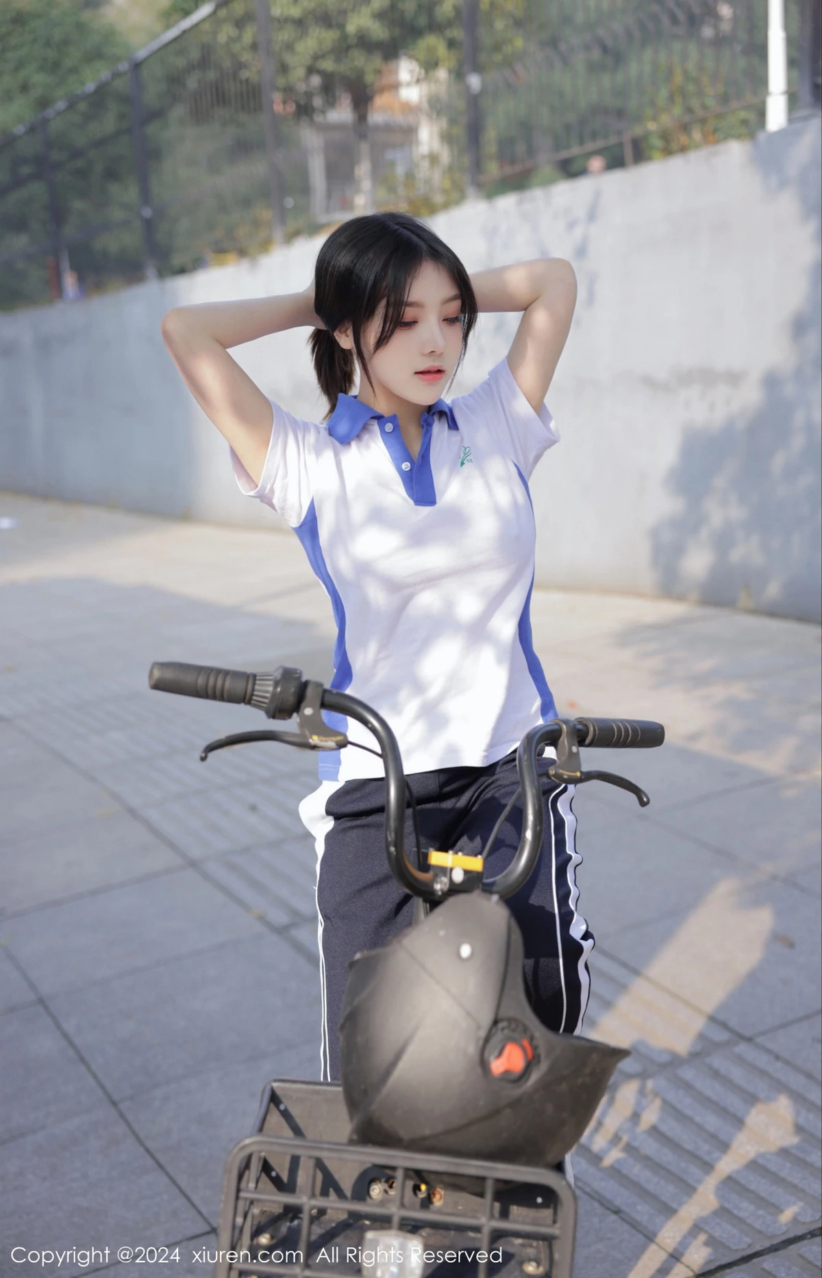 [[XiuRen秀人网]秀人网]No.7994_模特豆瓣酱公交车场景学妹制服露开档黑丝秀丰腴身材诱惑写真84P