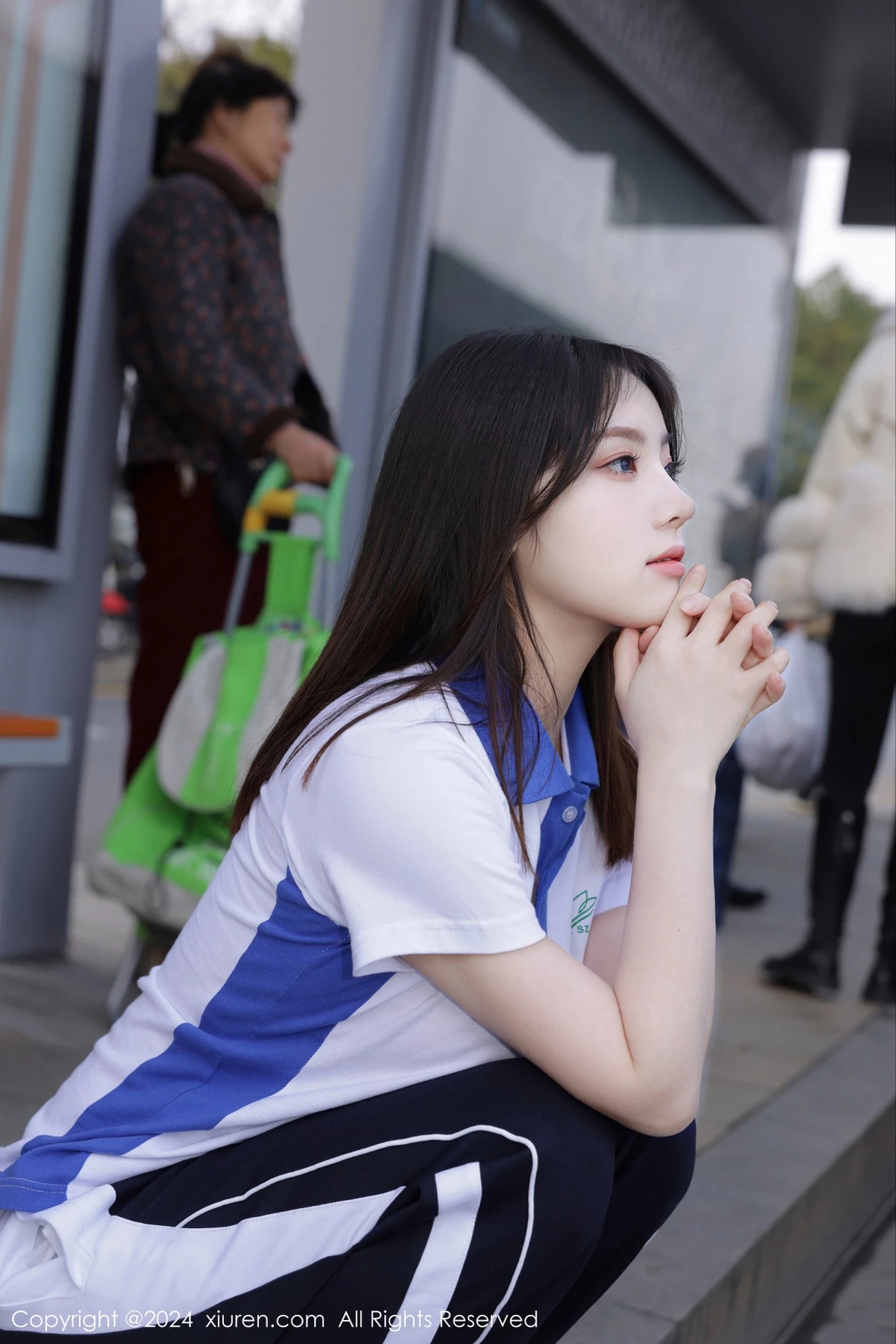 [[XiuRen秀人网]秀人网]No.7994_模特豆瓣酱公交车场景学妹制服露开档黑丝秀丰腴身材诱惑写真84P