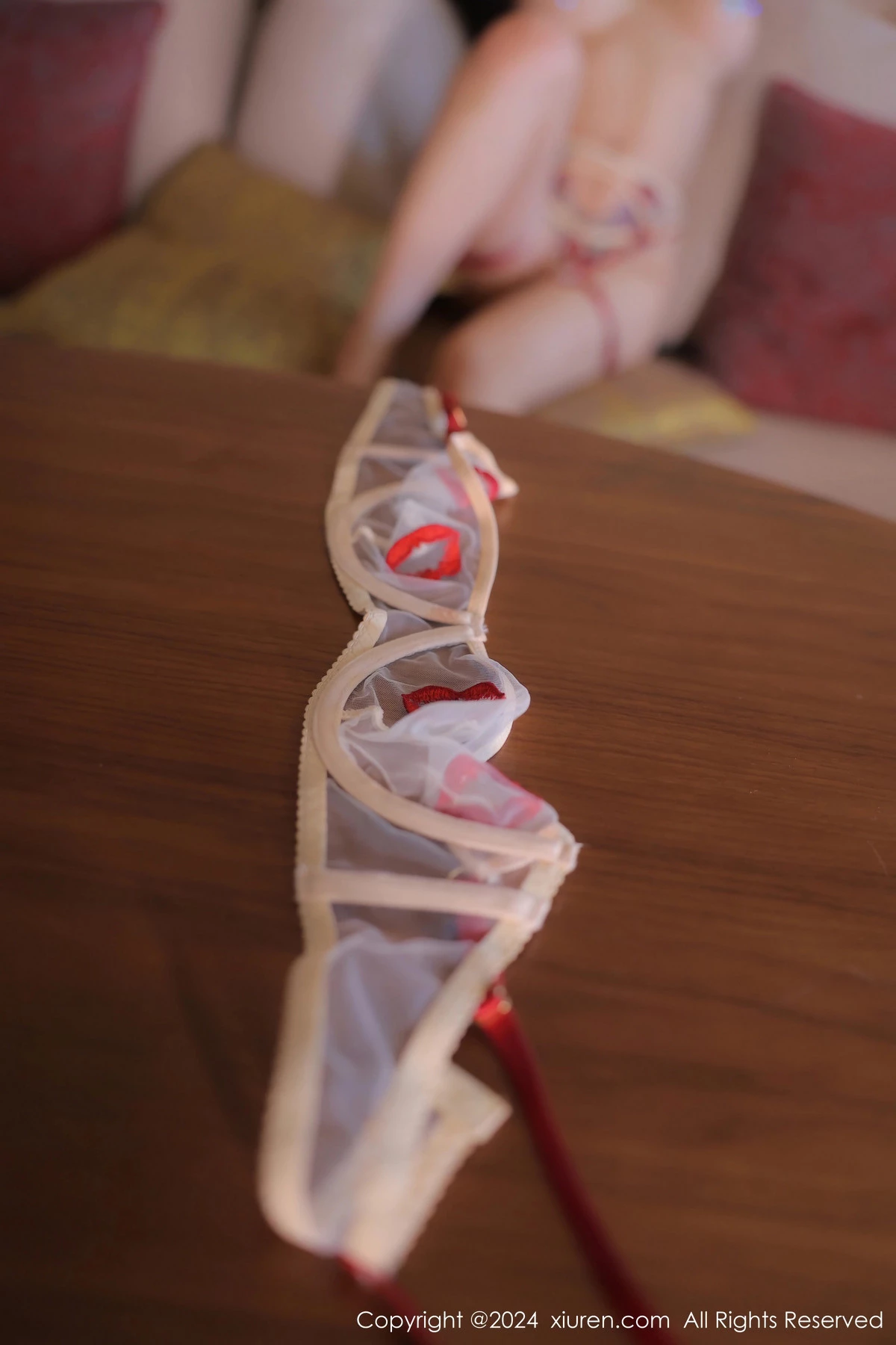 [[XiuRen秀人网]秀人网]No.7986_模特田冰冰性感轻透情趣内衣半脱秀豪乳宝石遮点惹火诱惑写真70P