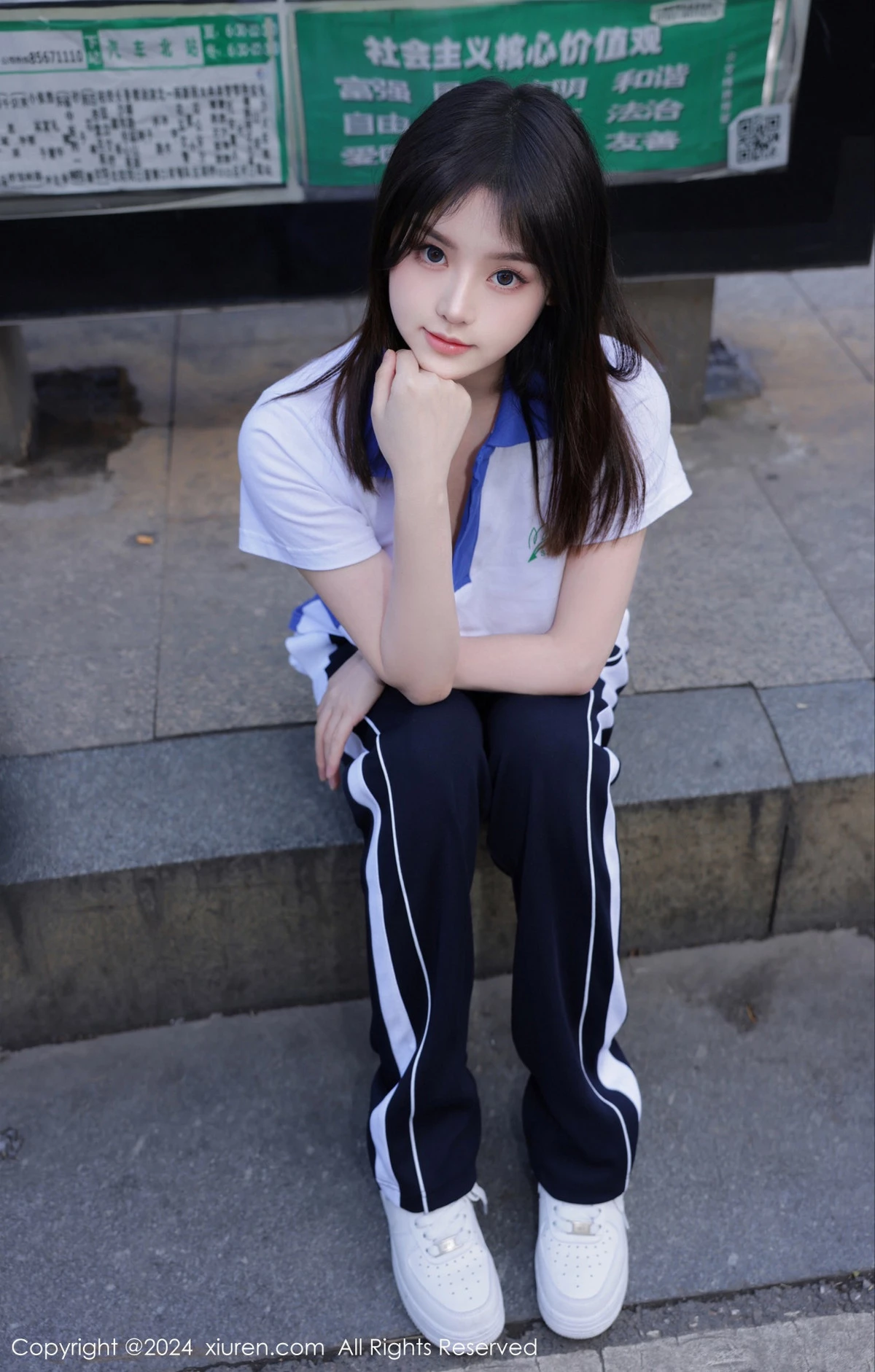 [[XiuRen秀人网]秀人网]No.7994_模特豆瓣酱公交车场景学妹制服露开档黑丝秀丰腴身材诱惑写真84P