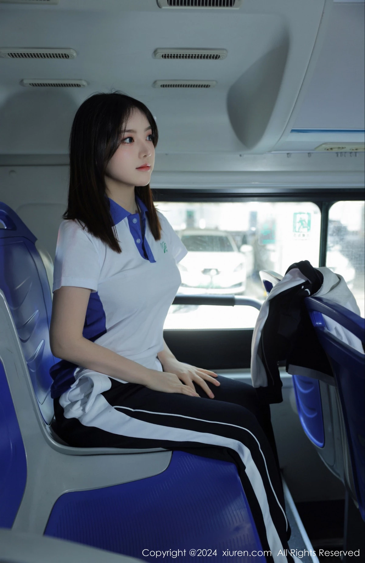 [[XiuRen秀人网]秀人网]No.7994_模特豆瓣酱公交车场景学妹制服露开档黑丝秀丰腴身材诱惑写真84P