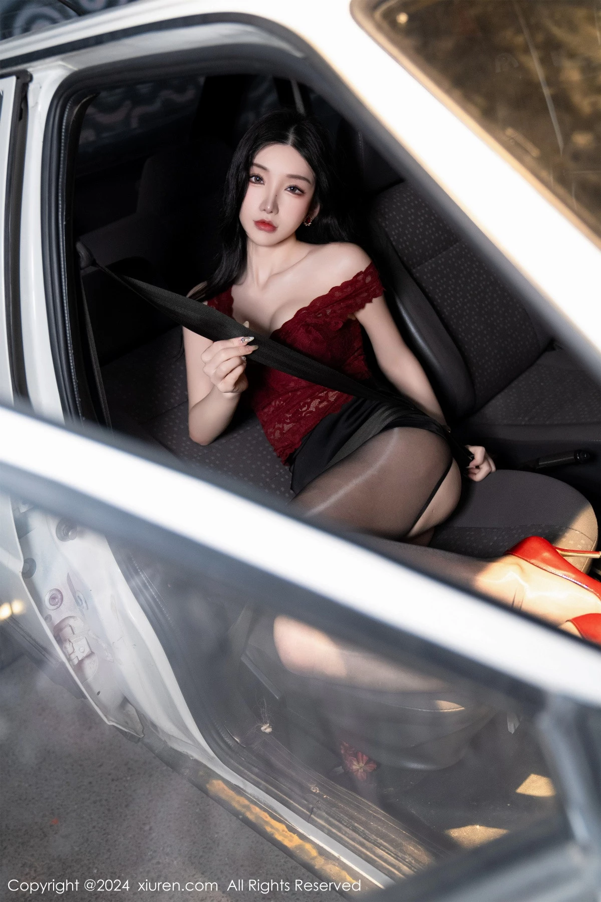 [[XiuRen秀人网]秀人网]No.7993_女神周于希Sally红色上衣配黑短裙露闪亮开档黑丝撩人诱惑写真83P