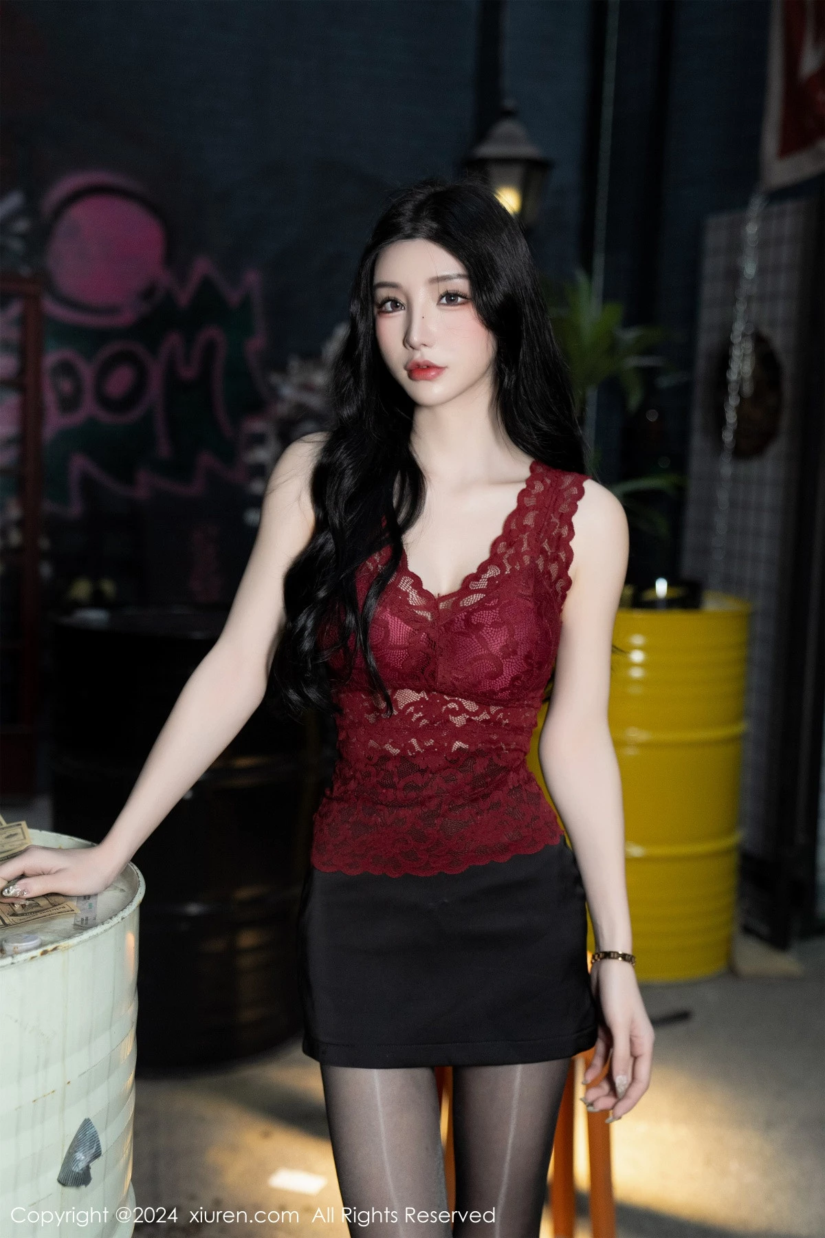 [[XiuRen秀人网]秀人网]No.7993_女神周于希Sally红色上衣配黑短裙露闪亮开档黑丝撩人诱惑写真83P