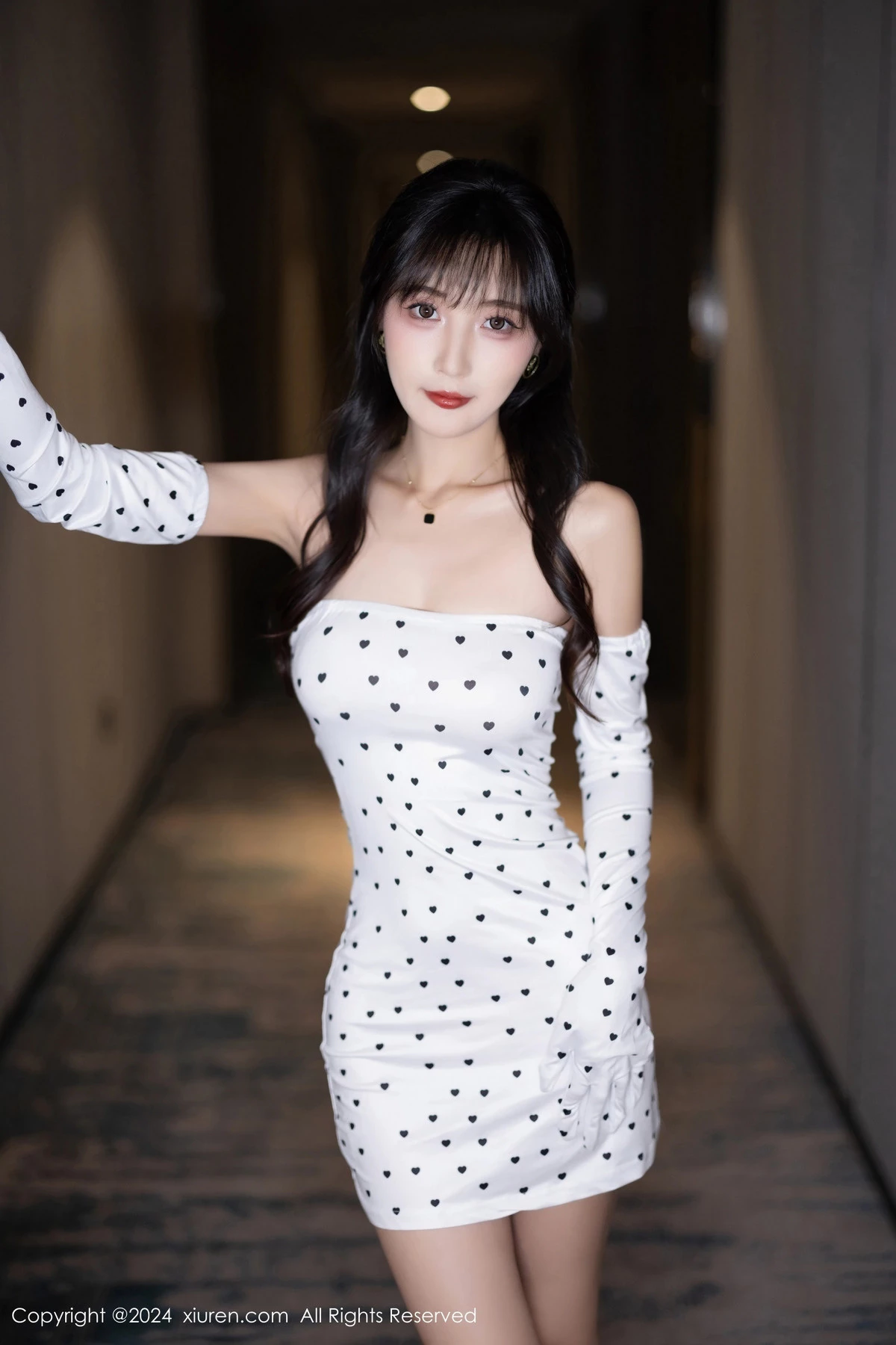 [[XiuRen秀人网]秀人网]No.8045_模特林星阑白色图案连衣短裙+银白情趣内衣秀曼妙身姿诱惑写真101P