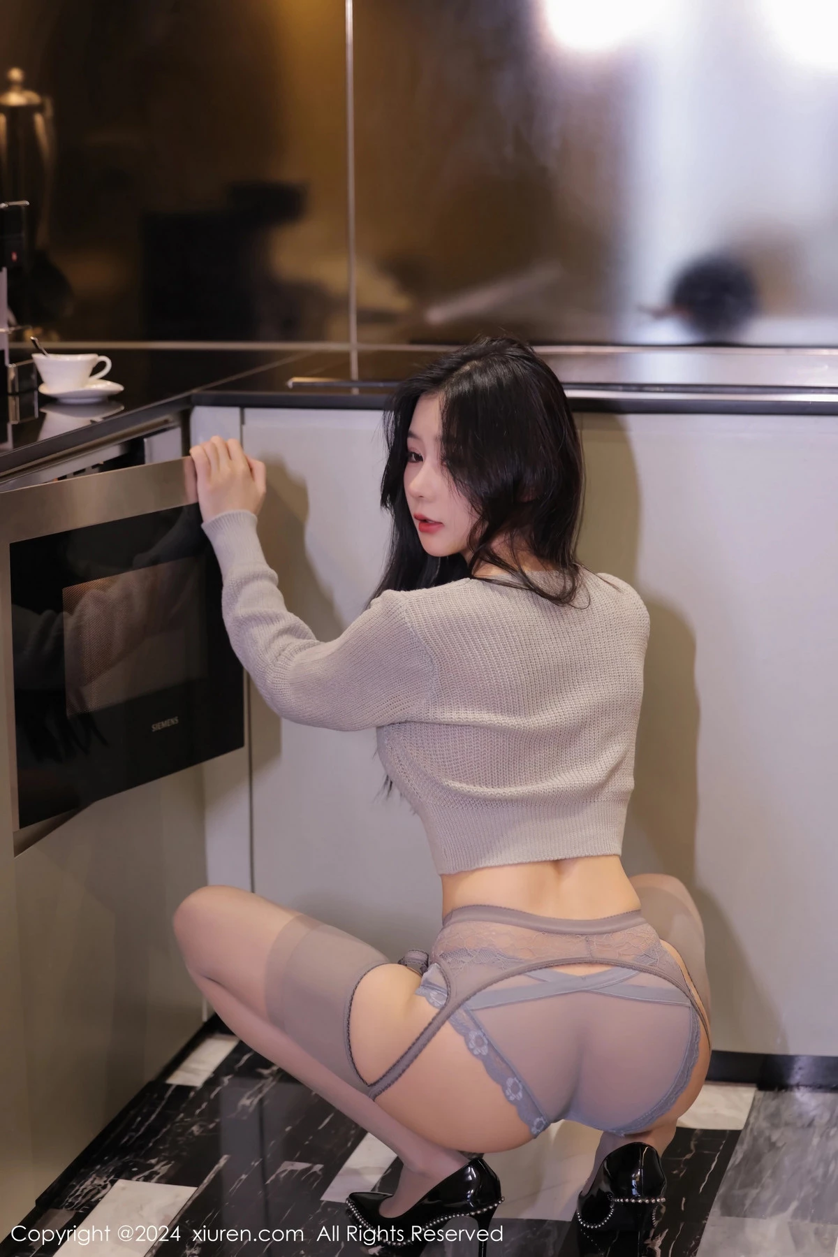 [[XiuRen秀人网]秀人网]No.8041_模特尹甜甜性感浅灰色上衣配灰丝吊袜秀完美身材迷人诱惑写真71P