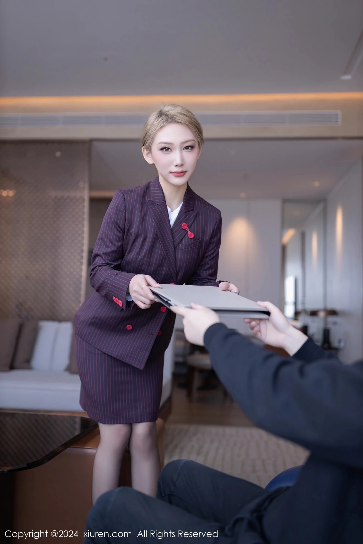 [[XiuRen秀人网]秀人网]No.8042_模特沈青黛性感紫色空姐制服露粉色内衣秀曼妙身姿完美诱惑写真78P