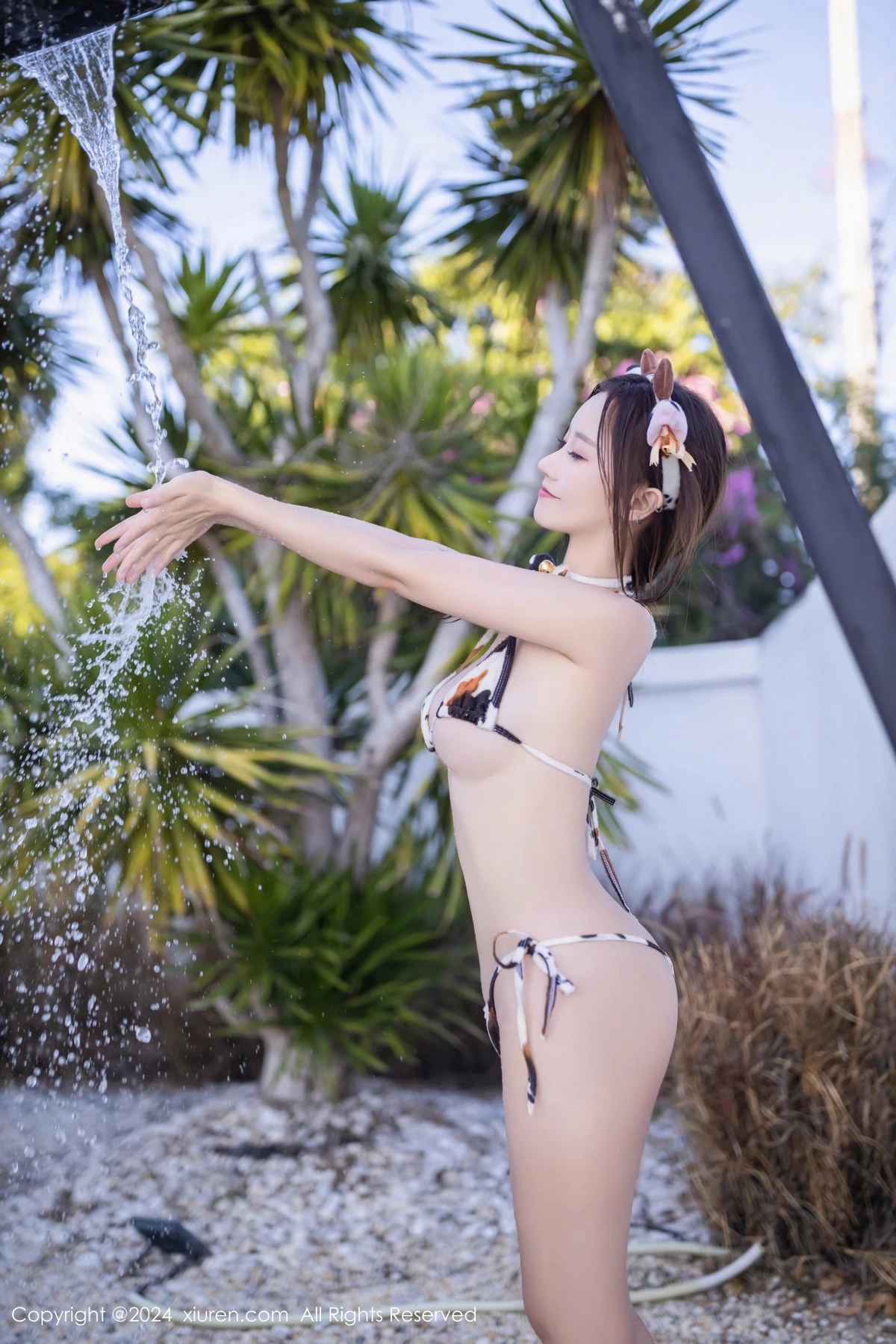 [[XiuRen秀人网]秀人网]No.8043_模特杏子Yada性感斑点比基尼服饰配黑丝袜秀曼妙身姿诱惑写真80P